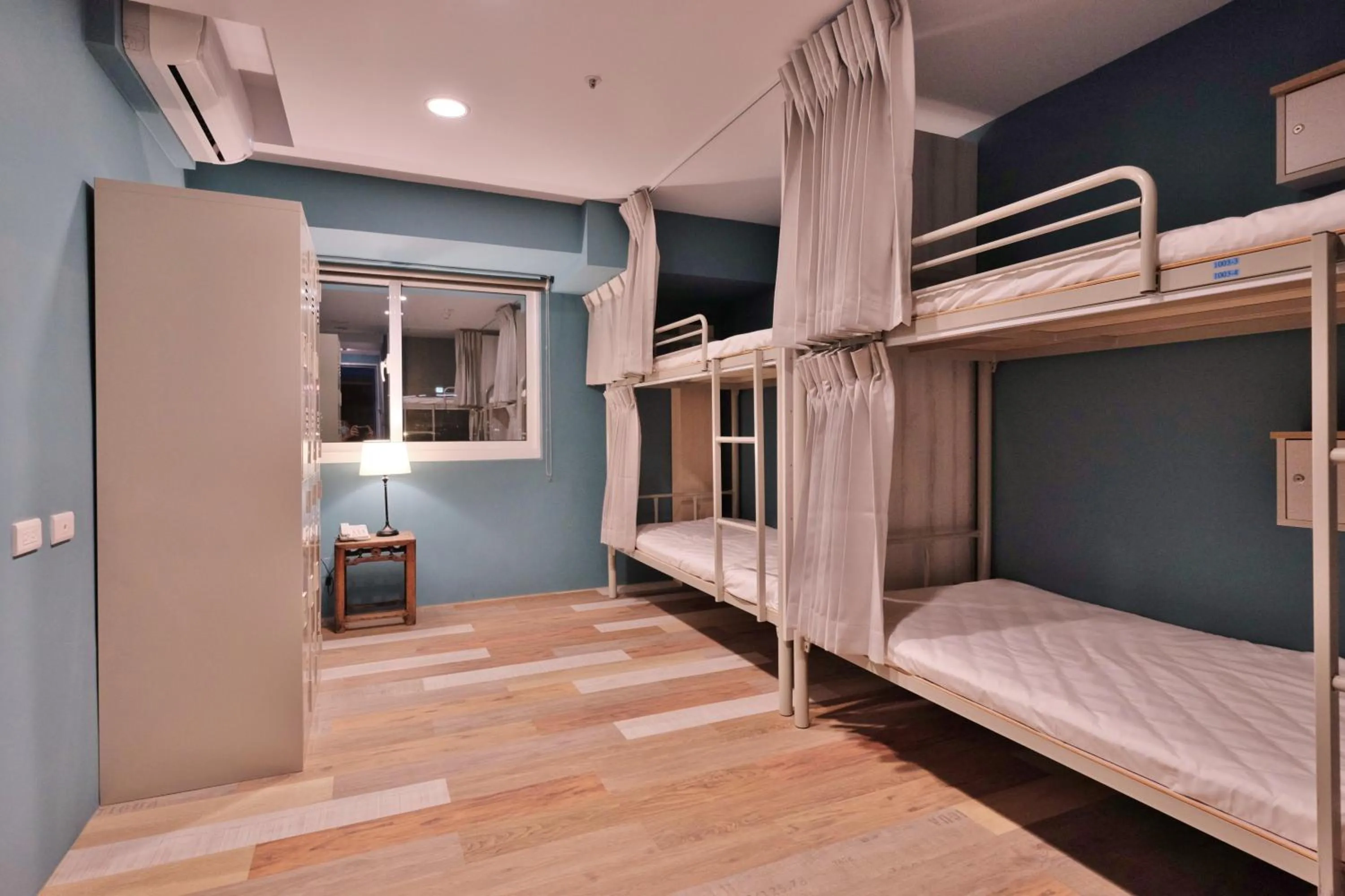 bunk bed, Bed in Happy Inn