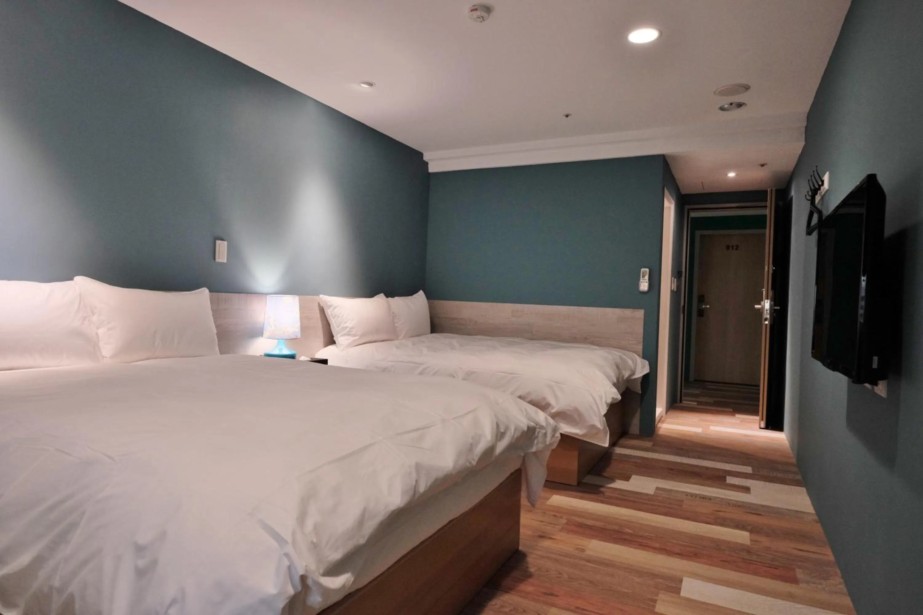 Photo of the whole room, Bed in Happy Inn