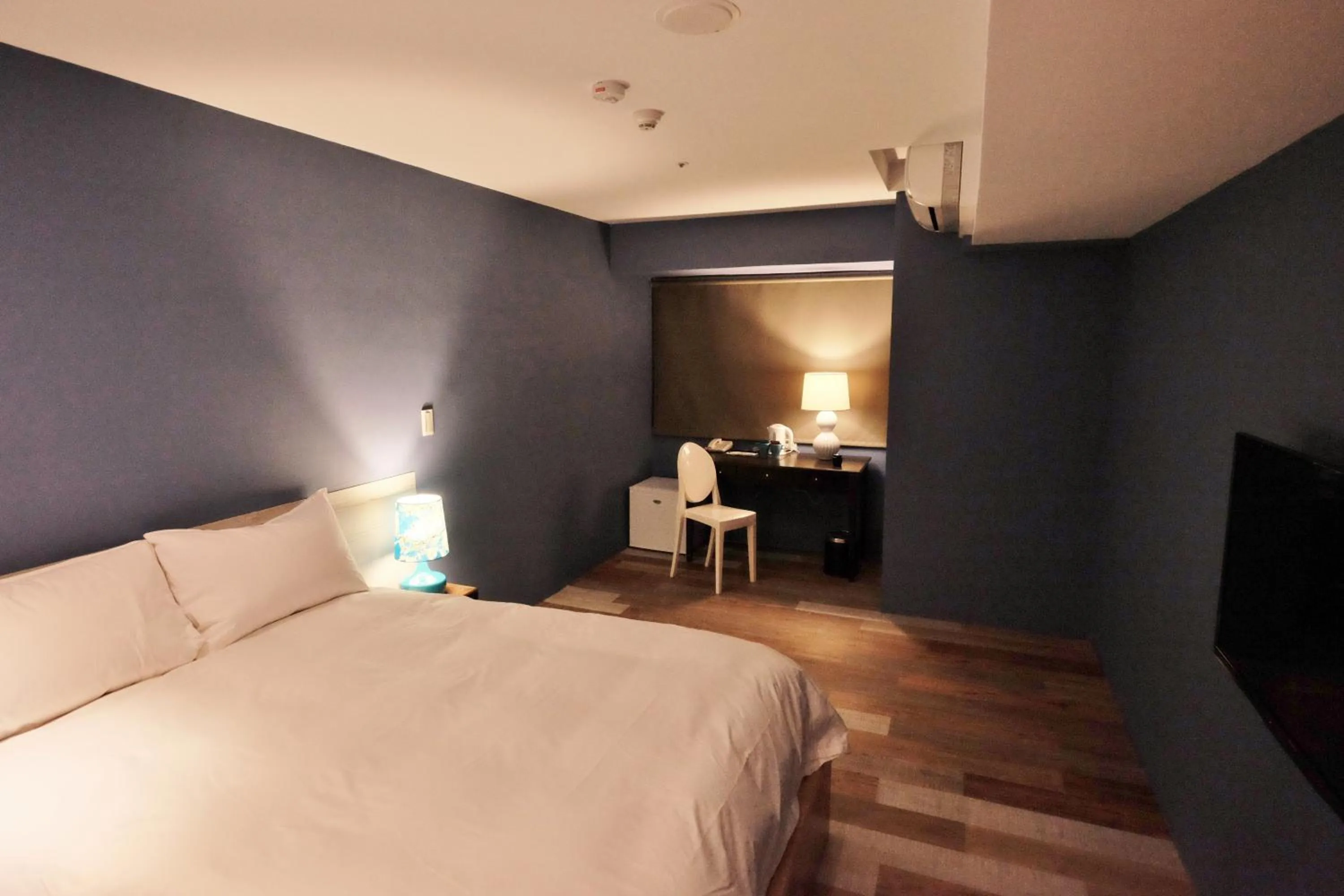 Photo of the whole room, Bed in Happy Inn