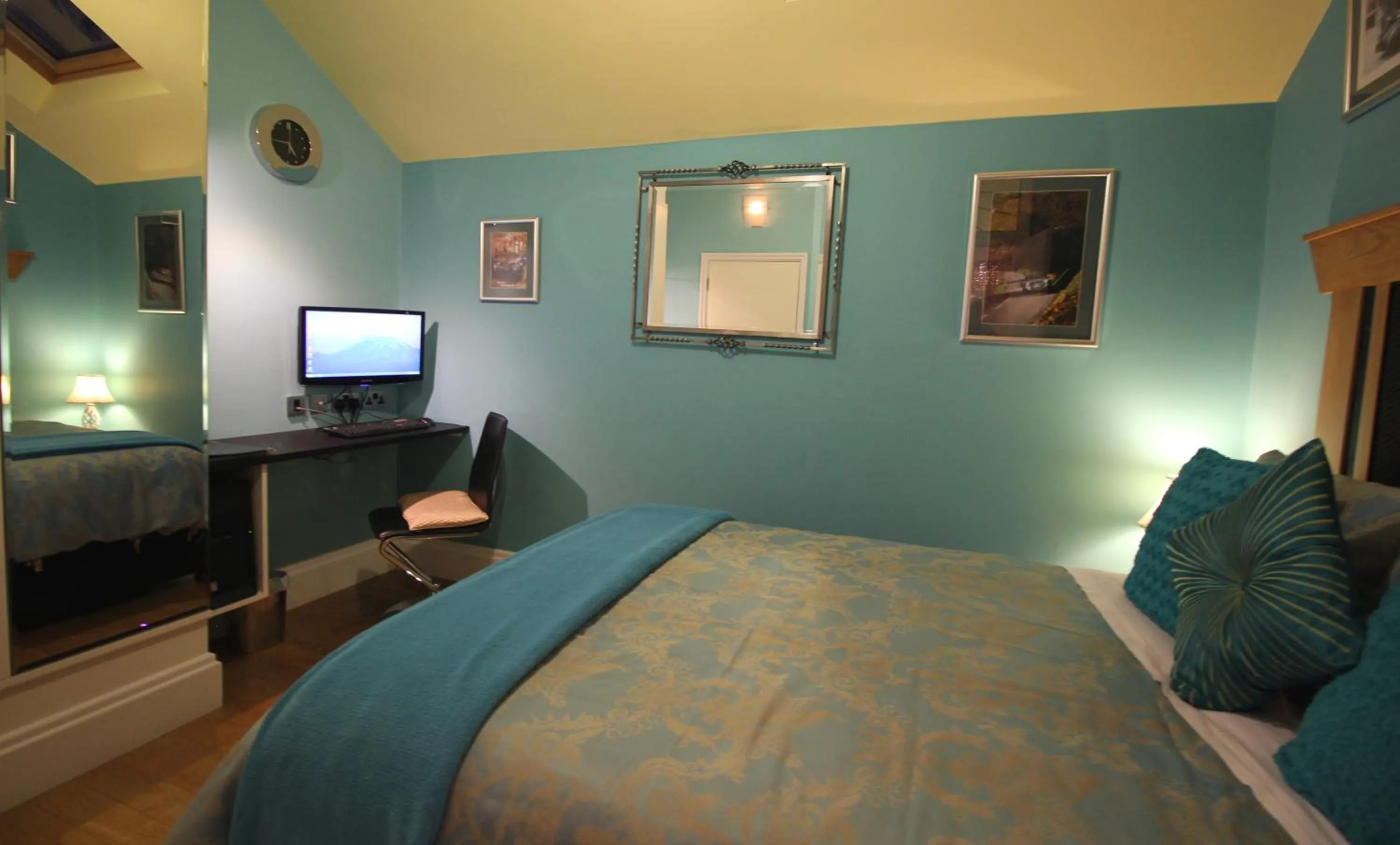 Bedroom, Bed in The PitStop