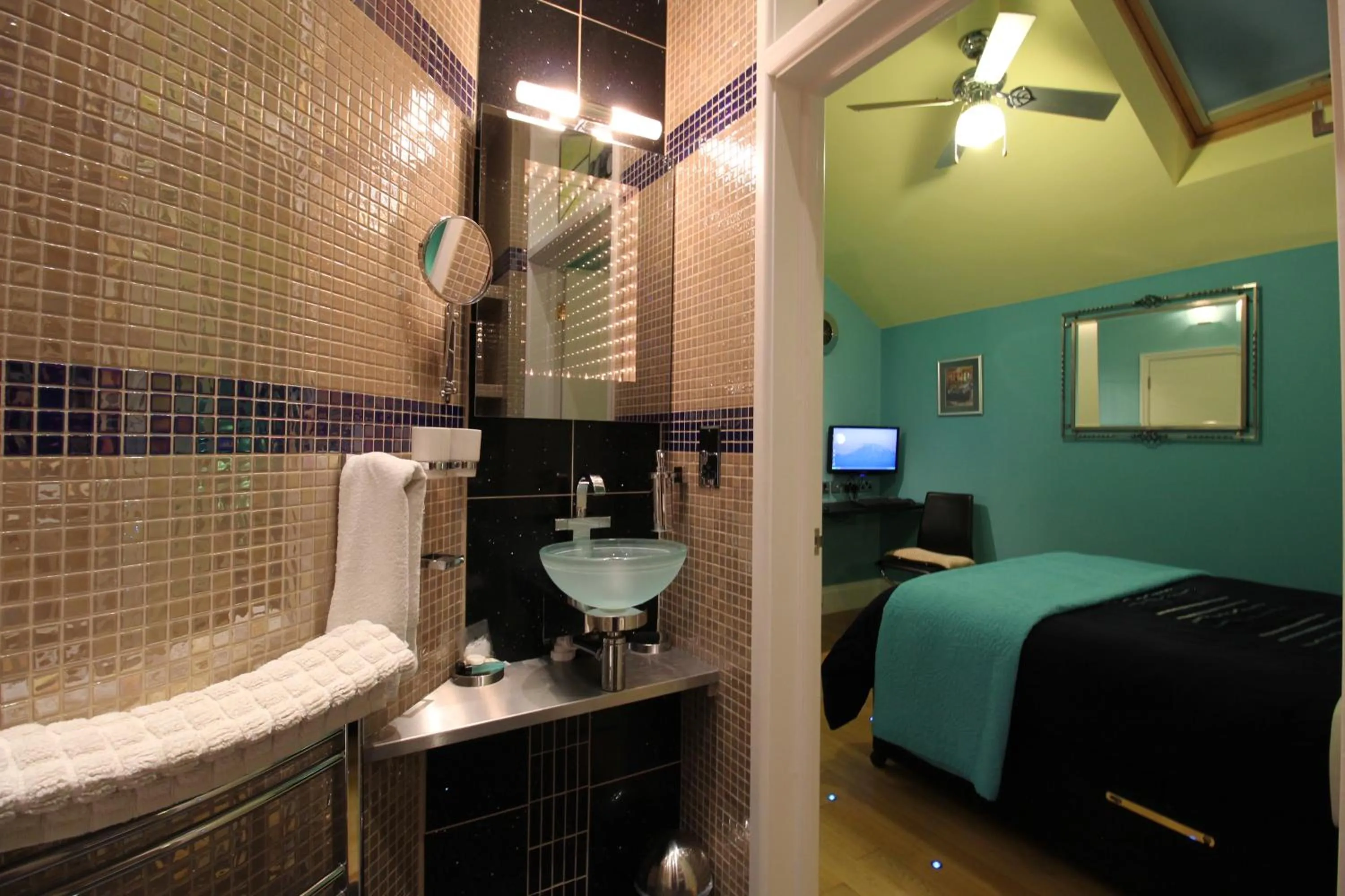 Property building, Bed in The PitStop