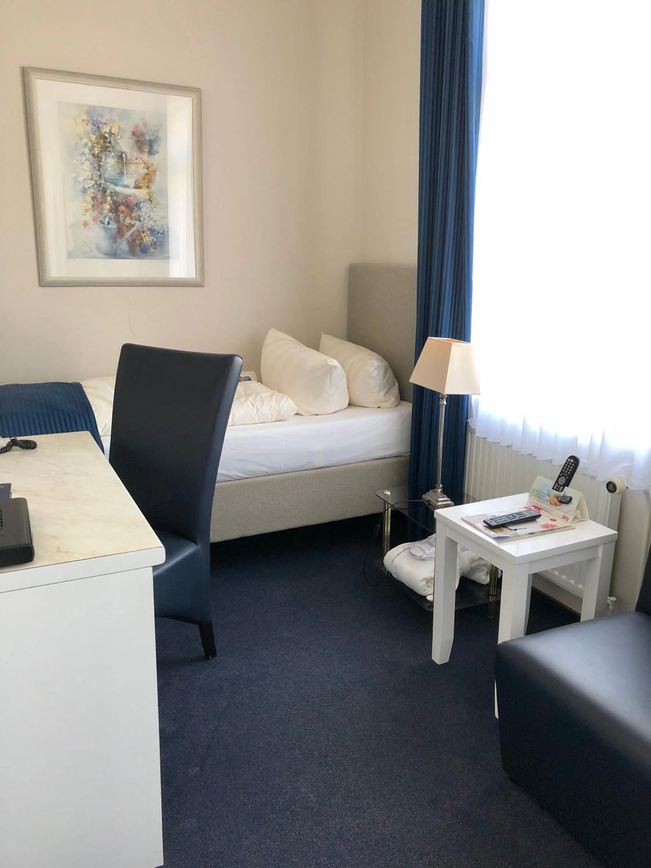 Photo of the whole room, Bed in Hotel Sylter Blaumuschel