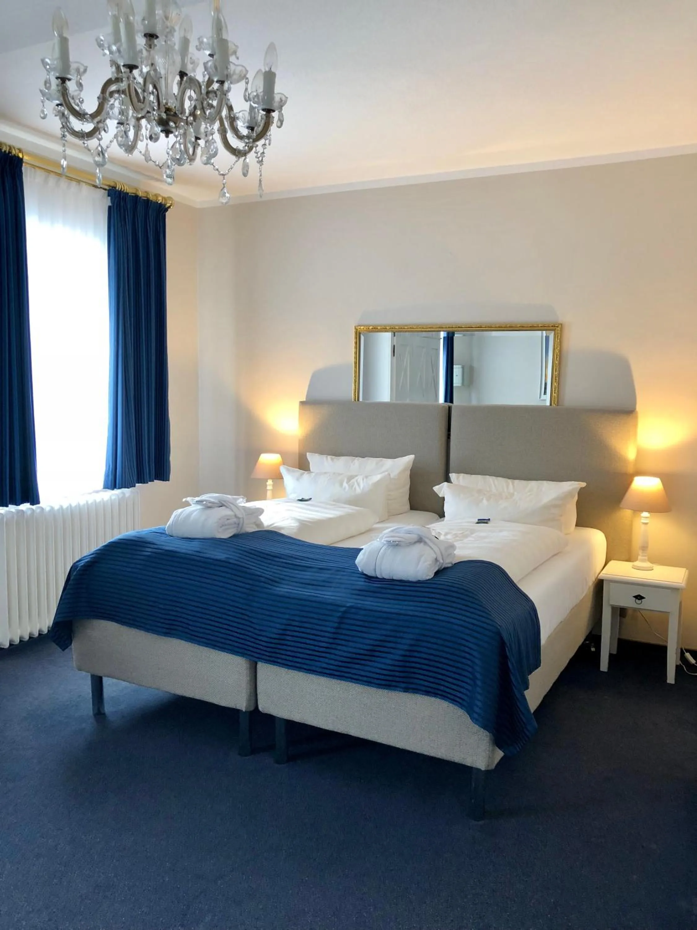 Photo of the whole room, Bed in Hotel Sylter Blaumuschel