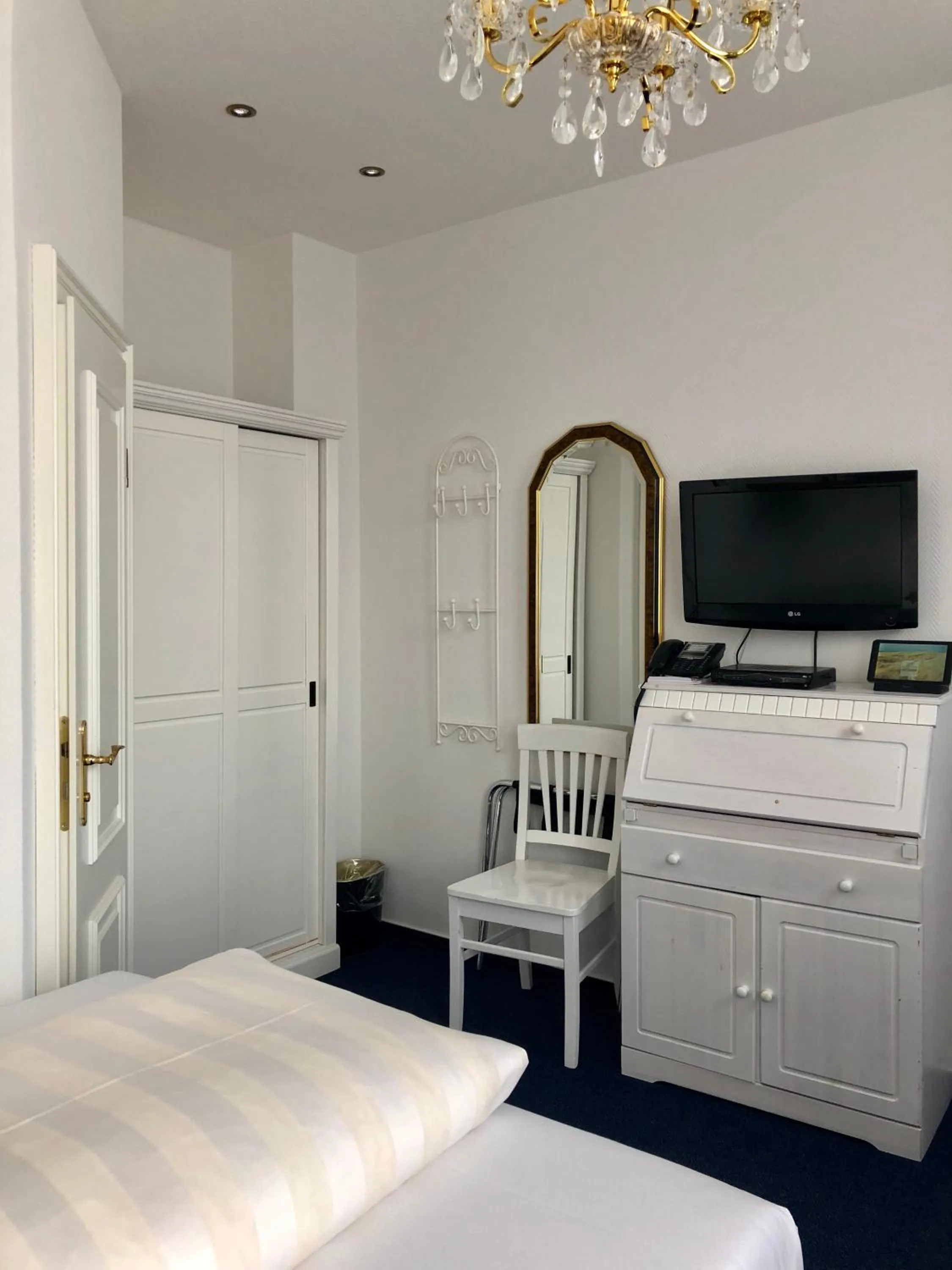 Photo of the whole room, Bed in Hotel Sylter Blaumuschel