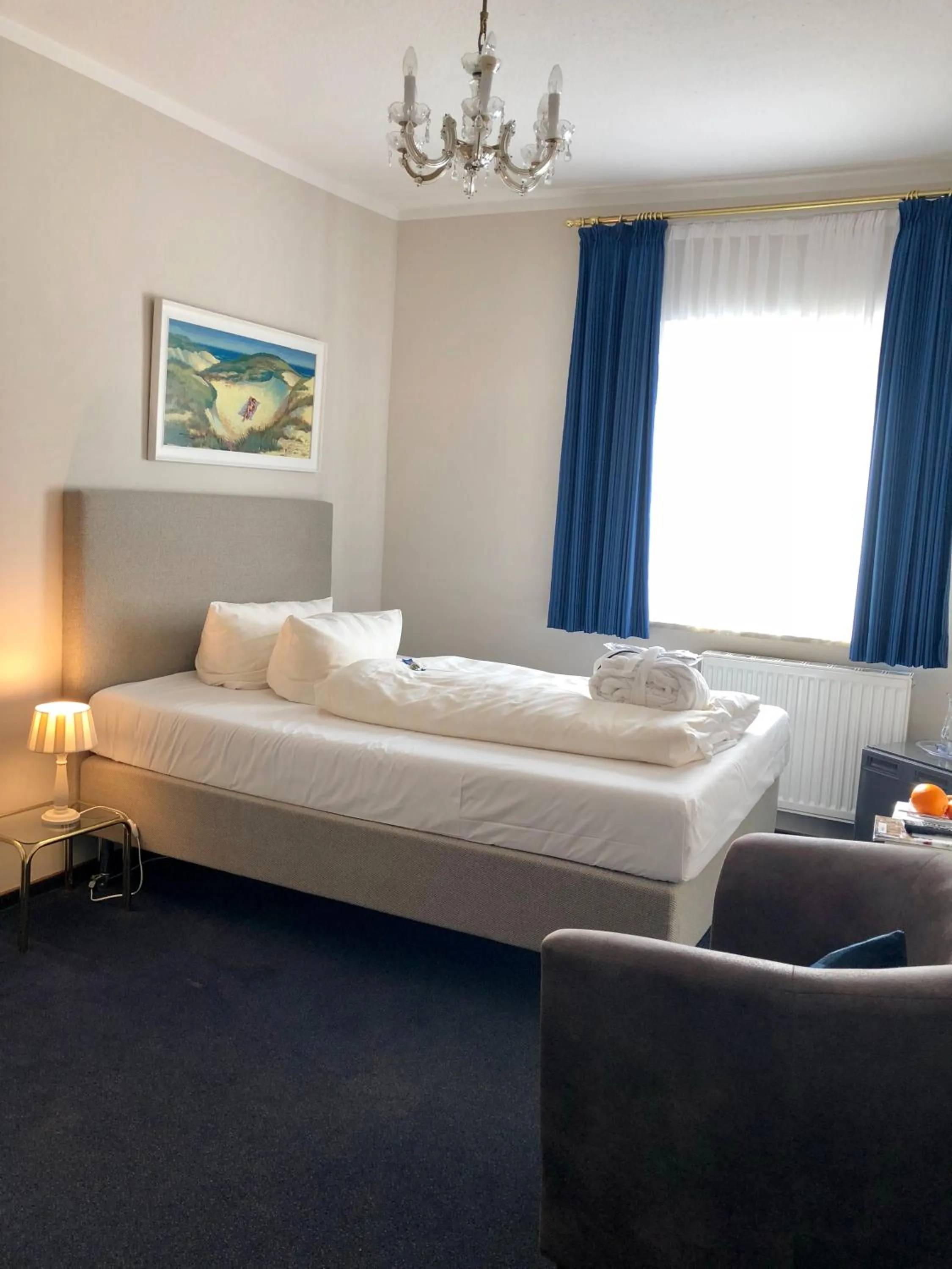 Photo of the whole room, Bed in Hotel Sylter Blaumuschel