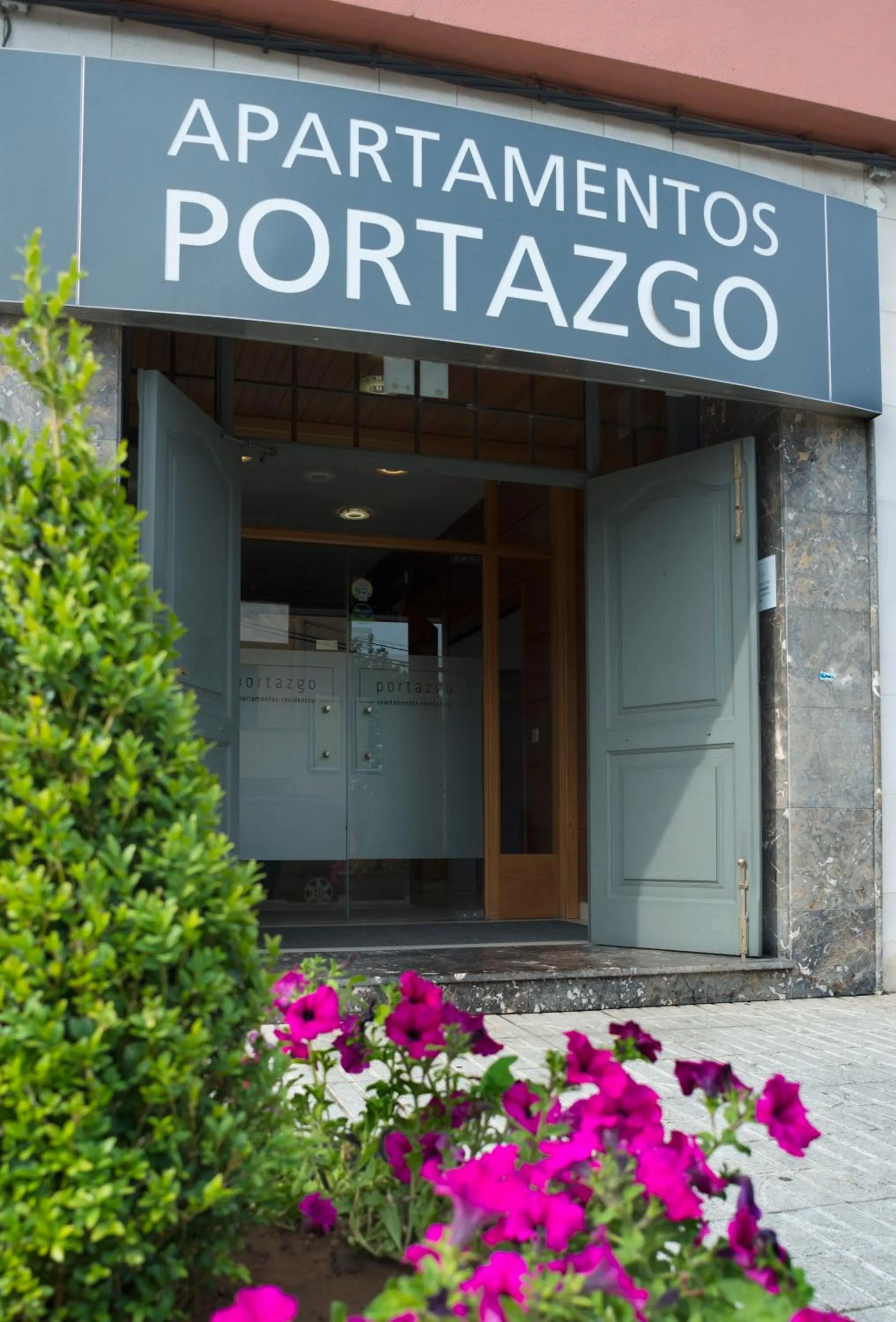 Facade/entrance in Apartamentos Portazgo