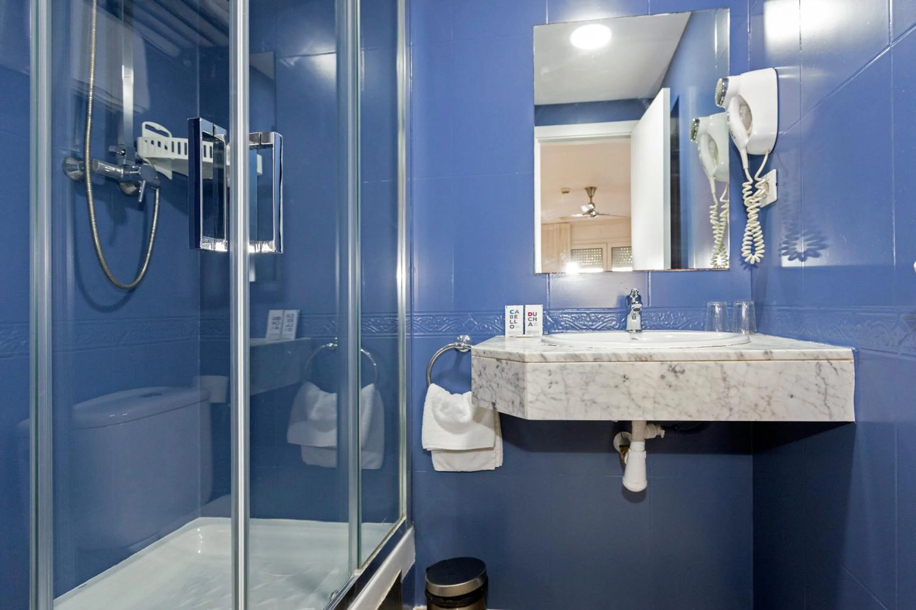 Bathroom in Yomo Hostal BCN Port