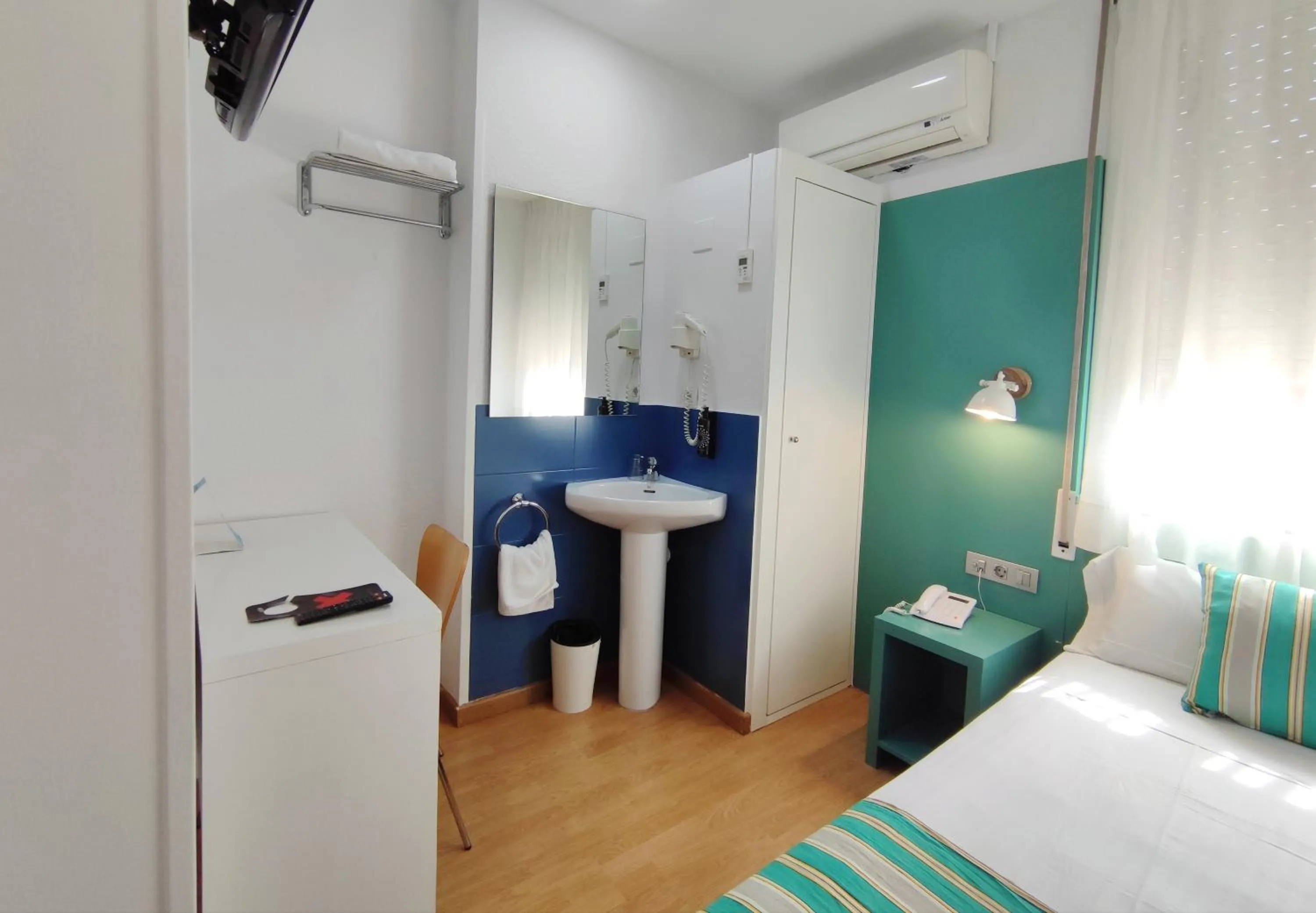 Bedroom, Bed in Yomo Hostal BCN Port