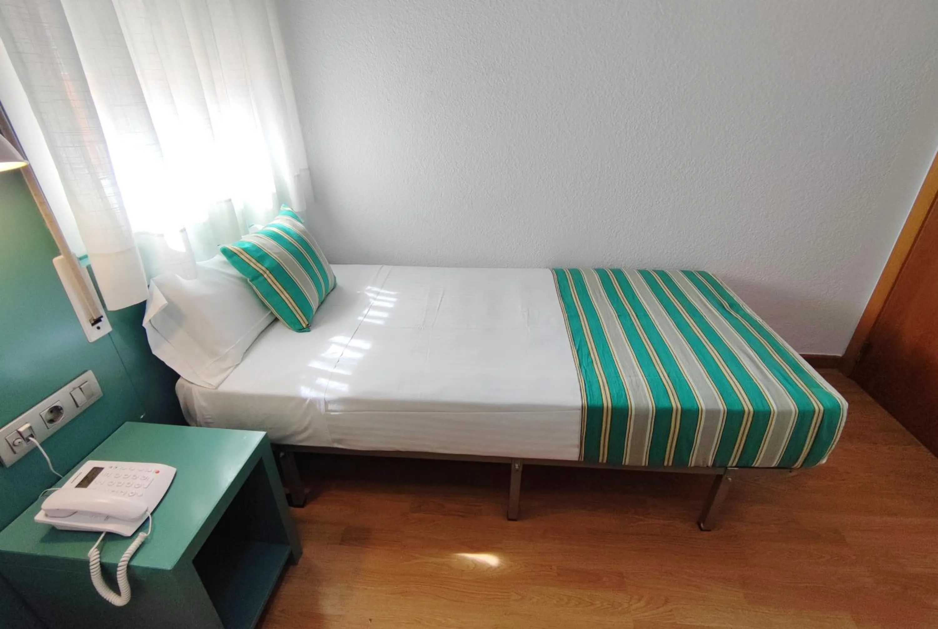 Photo of the whole room, Bed in Yomo Hostal BCN Port