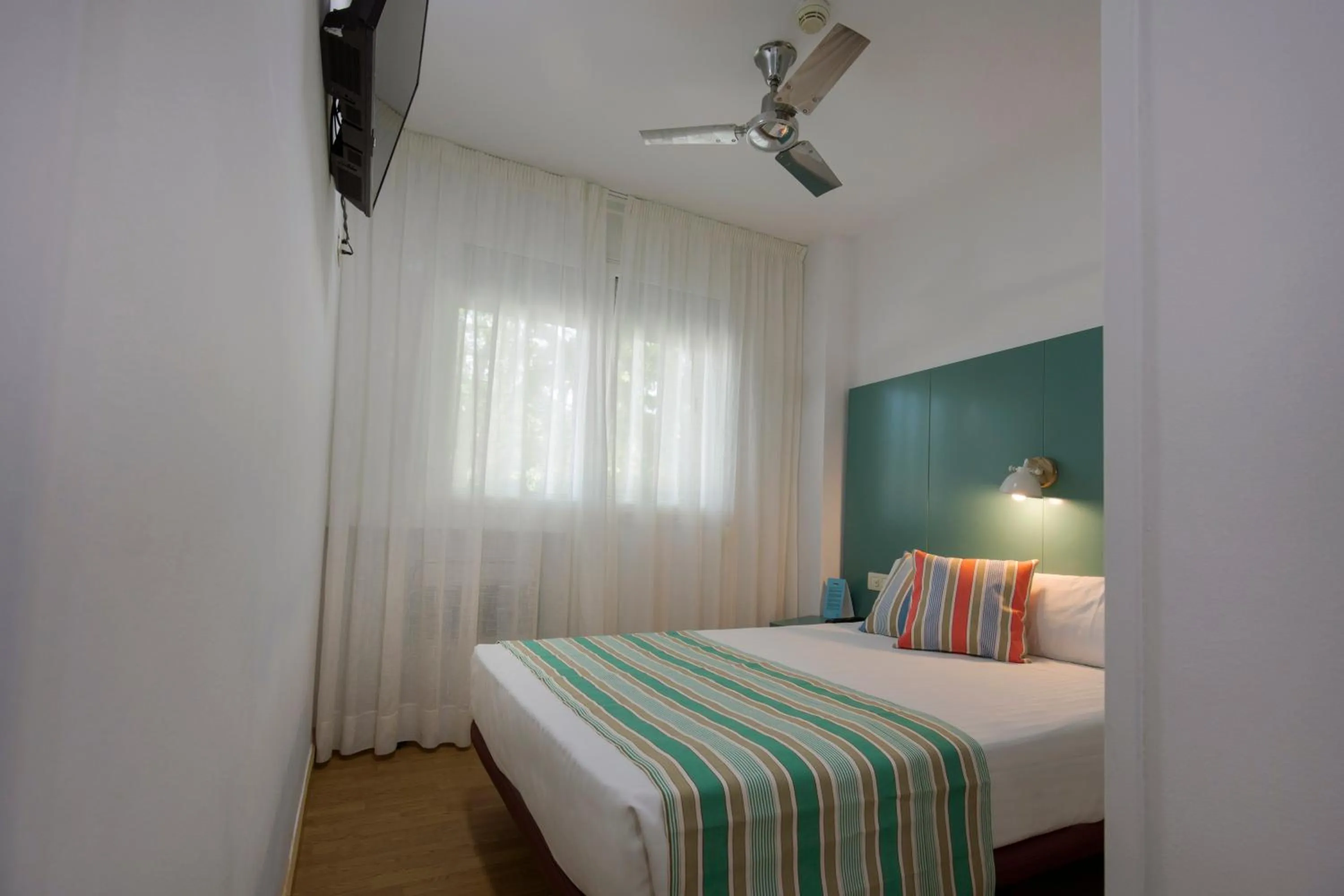 Photo of the whole room, Bed in Yomo Hostal BCN Port