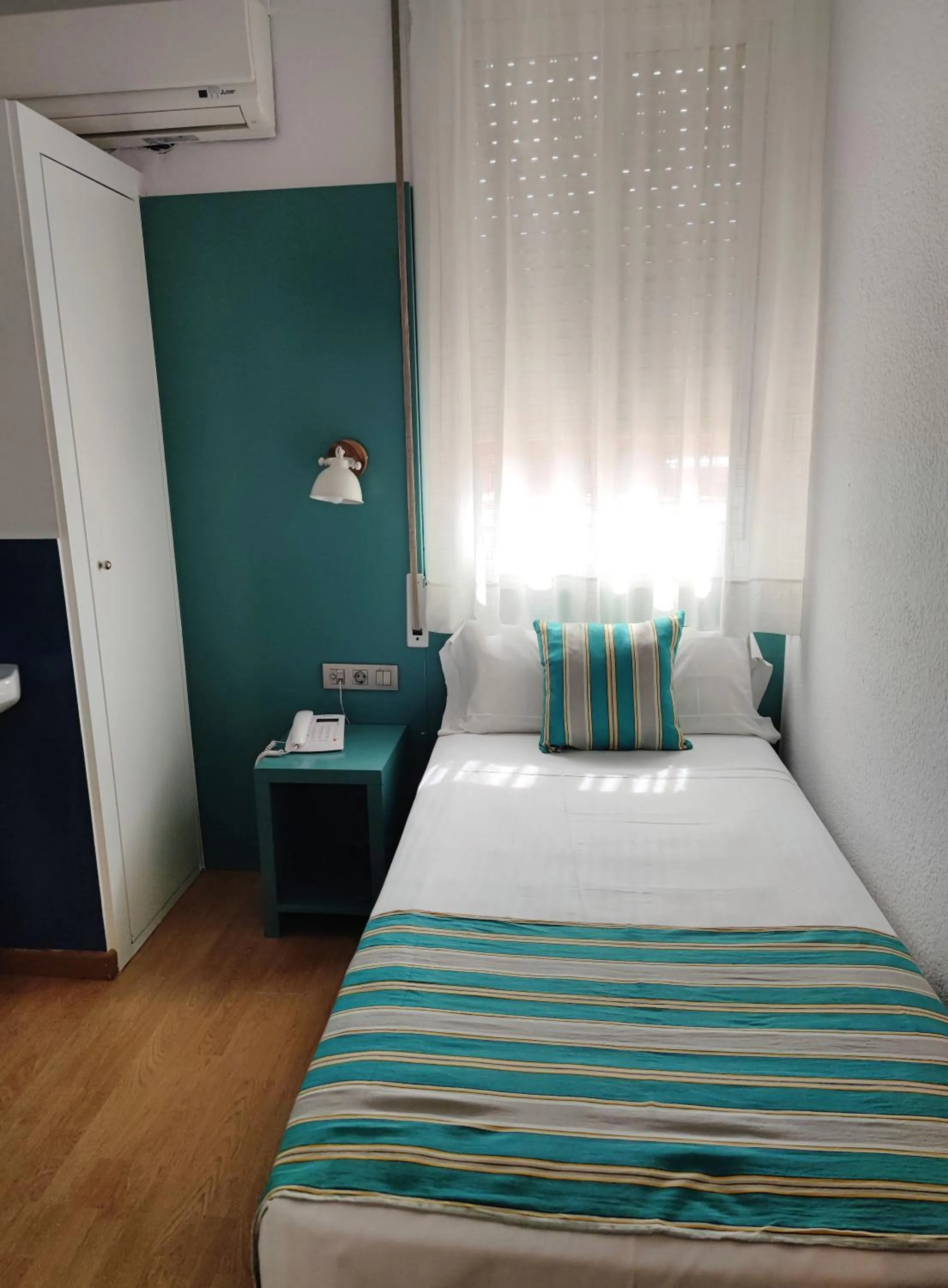 Photo of the whole room, Bed in Yomo Hostal BCN Port