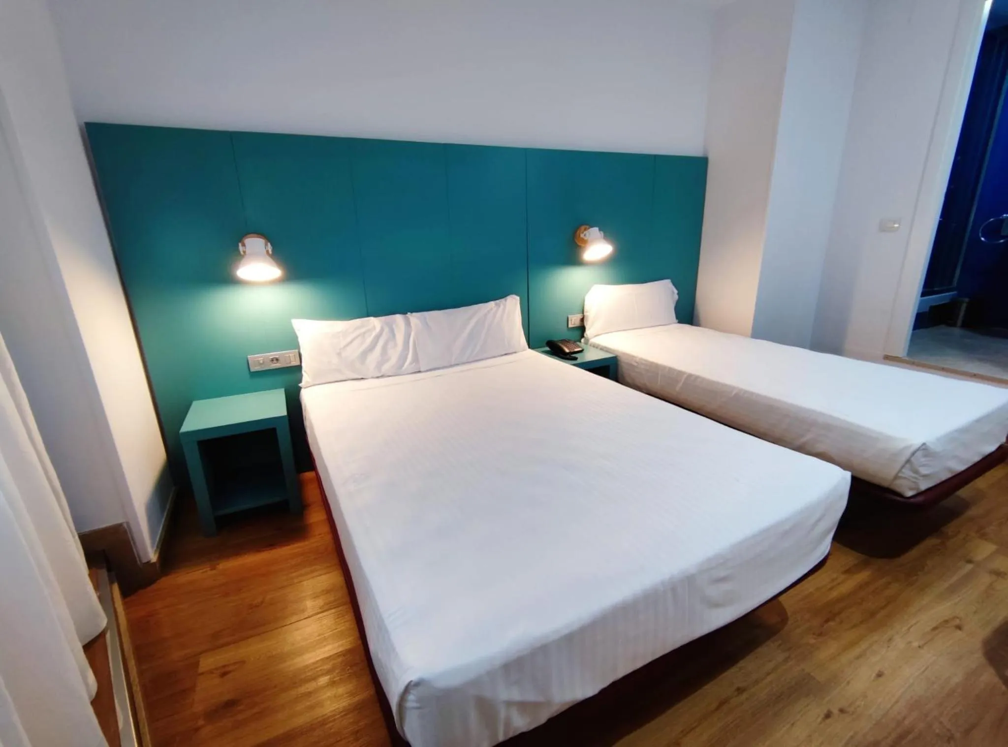 Photo of the whole room, Bed in Yomo Hostal BCN Port