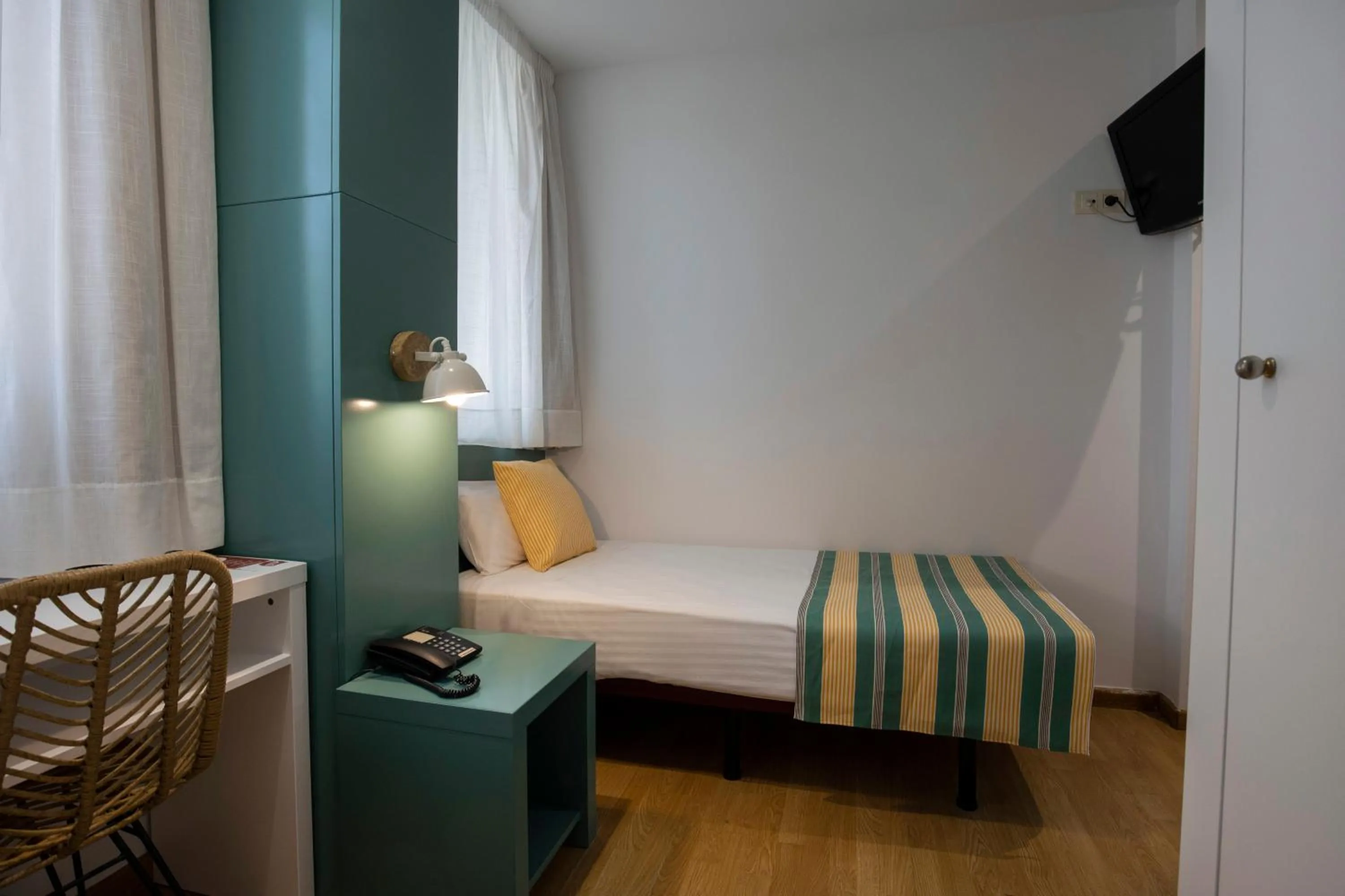 Photo of the whole room, Bed in Yomo Hostal BCN Port