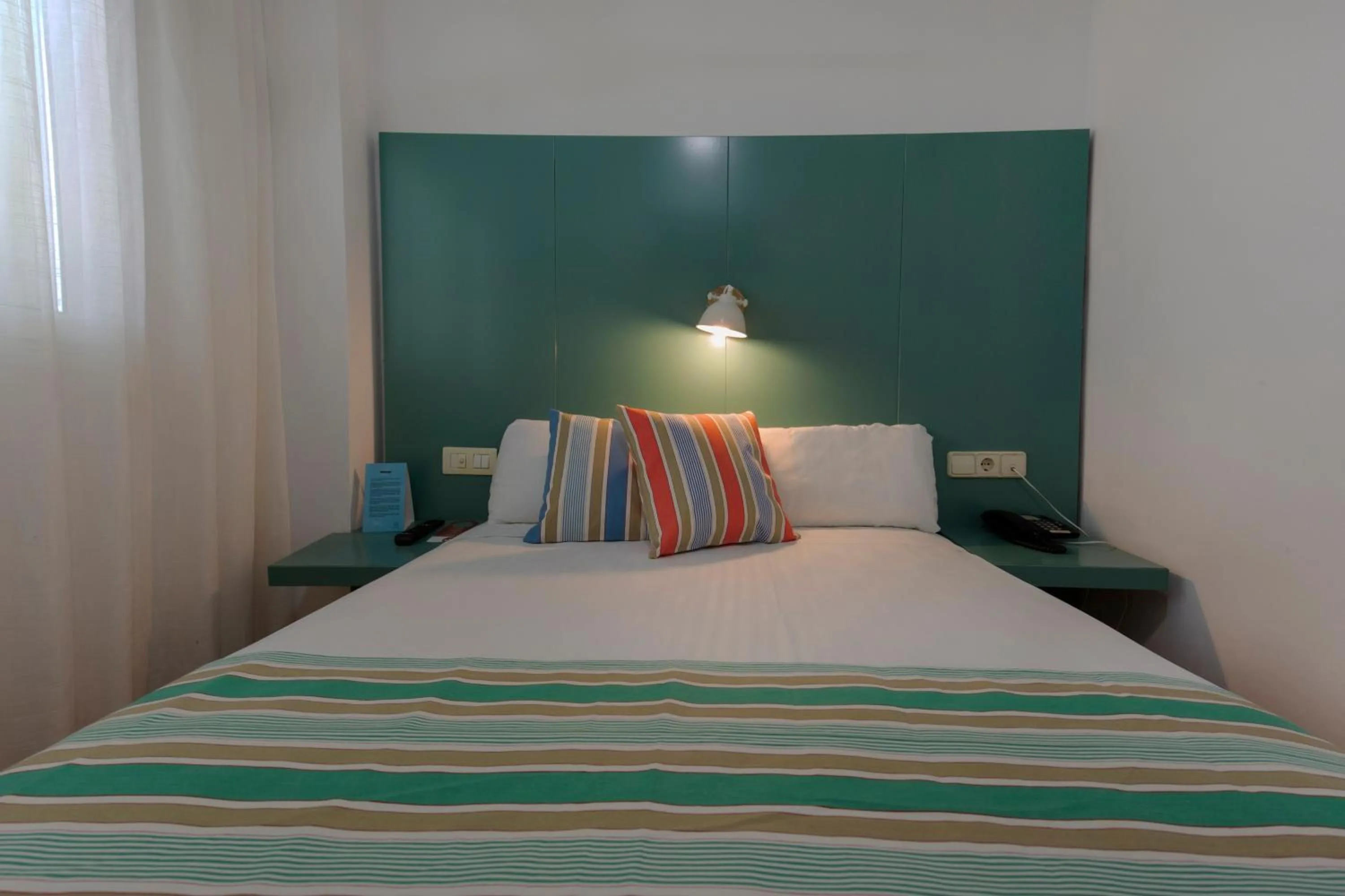Photo of the whole room, Bed in Yomo Hostal BCN Port