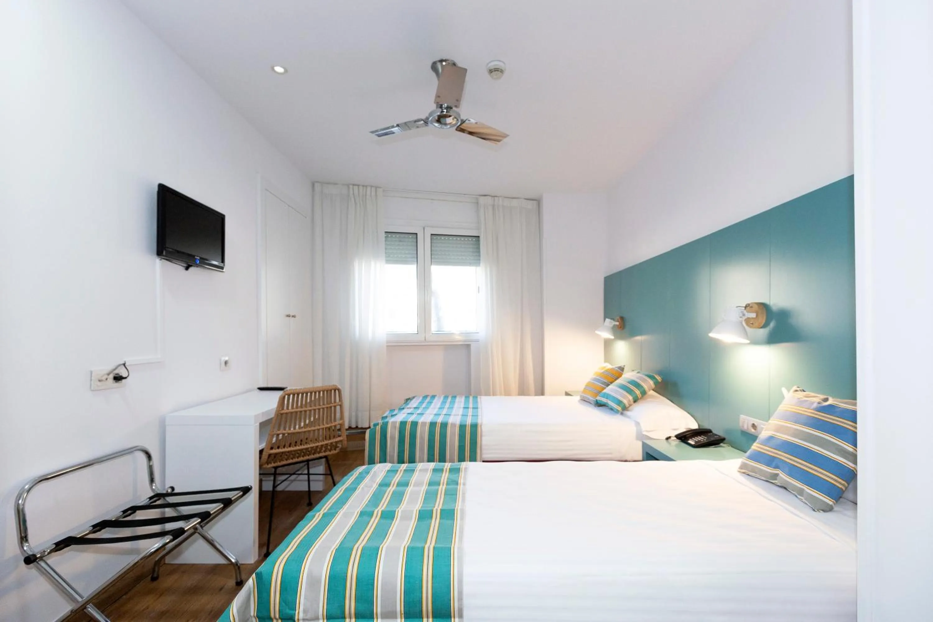 Photo of the whole room, Bed in Yomo Hostal BCN Port