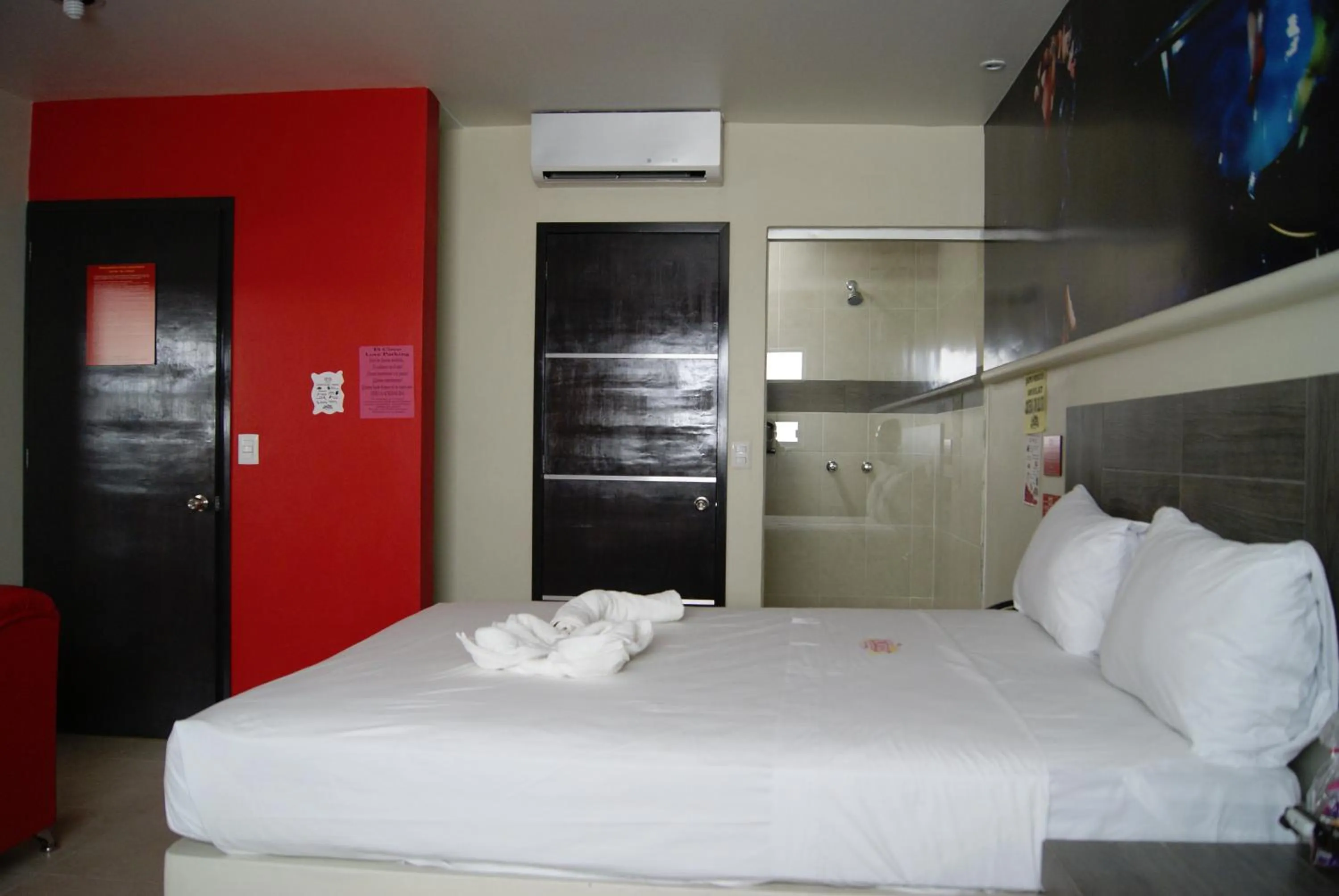 Bathroom, Bed in Motel el Circo