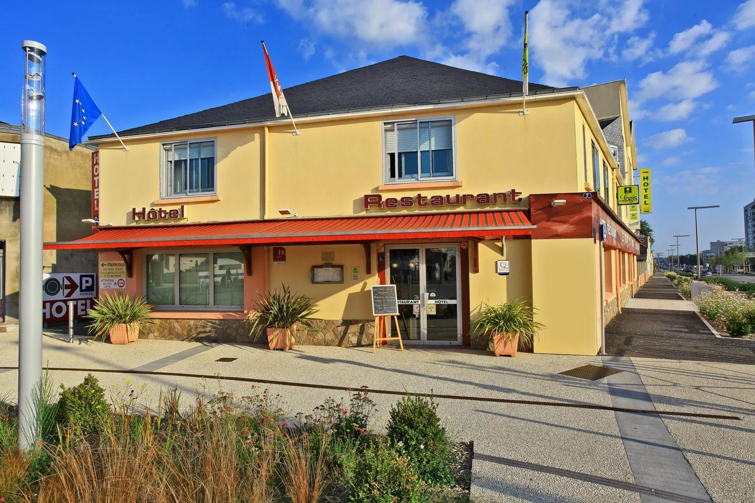 Facade/entrance in Le Point Du Jour