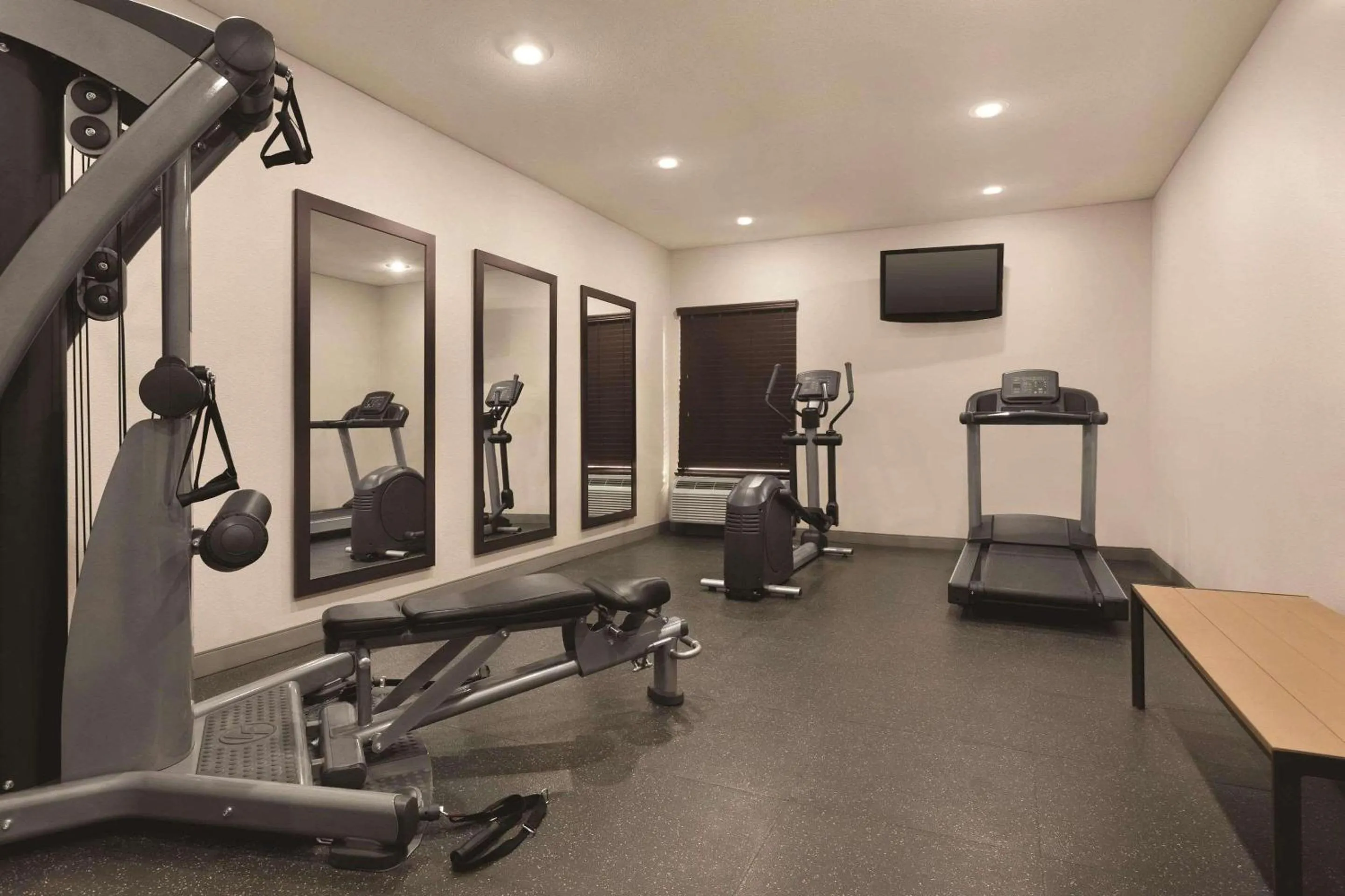 Fitness centre/facilities in Country Inn & Suites by Radisson, Bryant Little Rock , AR