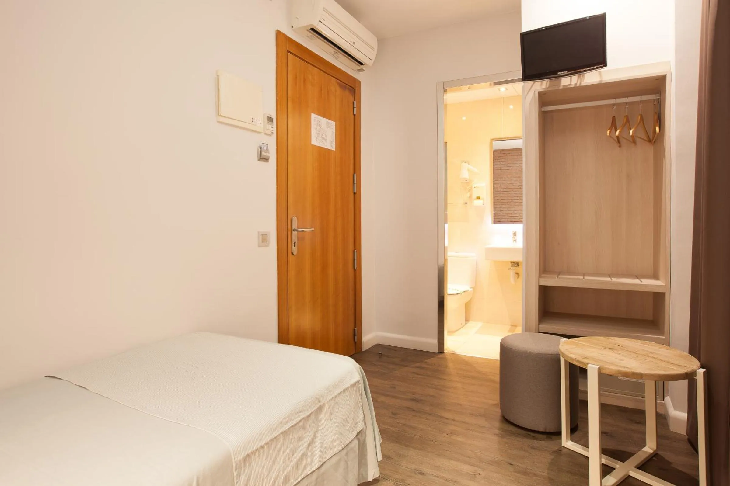 Photo of the whole room, Bed in Hostal Fernando