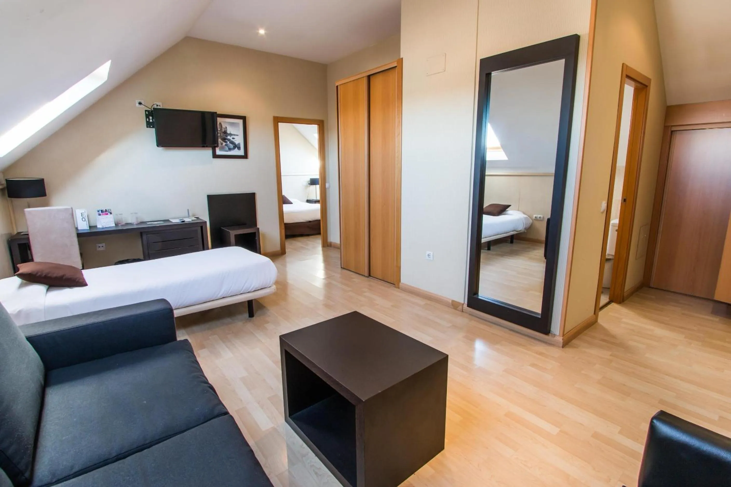 TV and multimedia, Bed in Hotel Suites Feria de Madrid