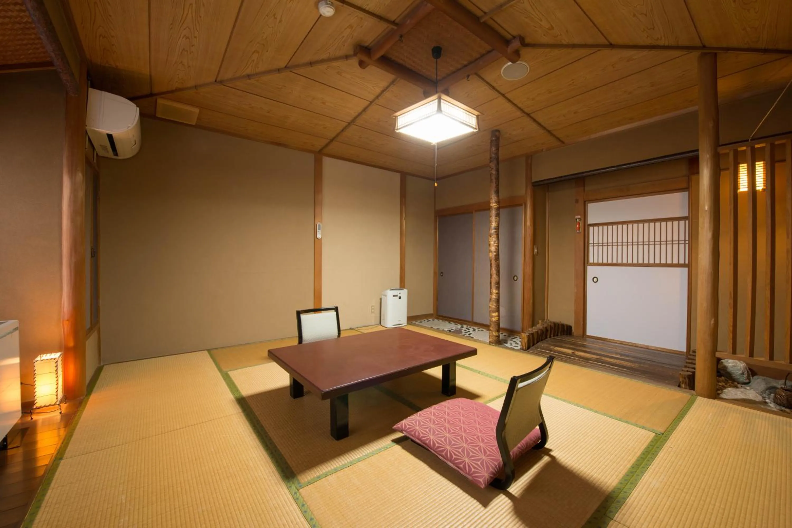 Photo of the whole room in Kappo Ryokan Shiroyama