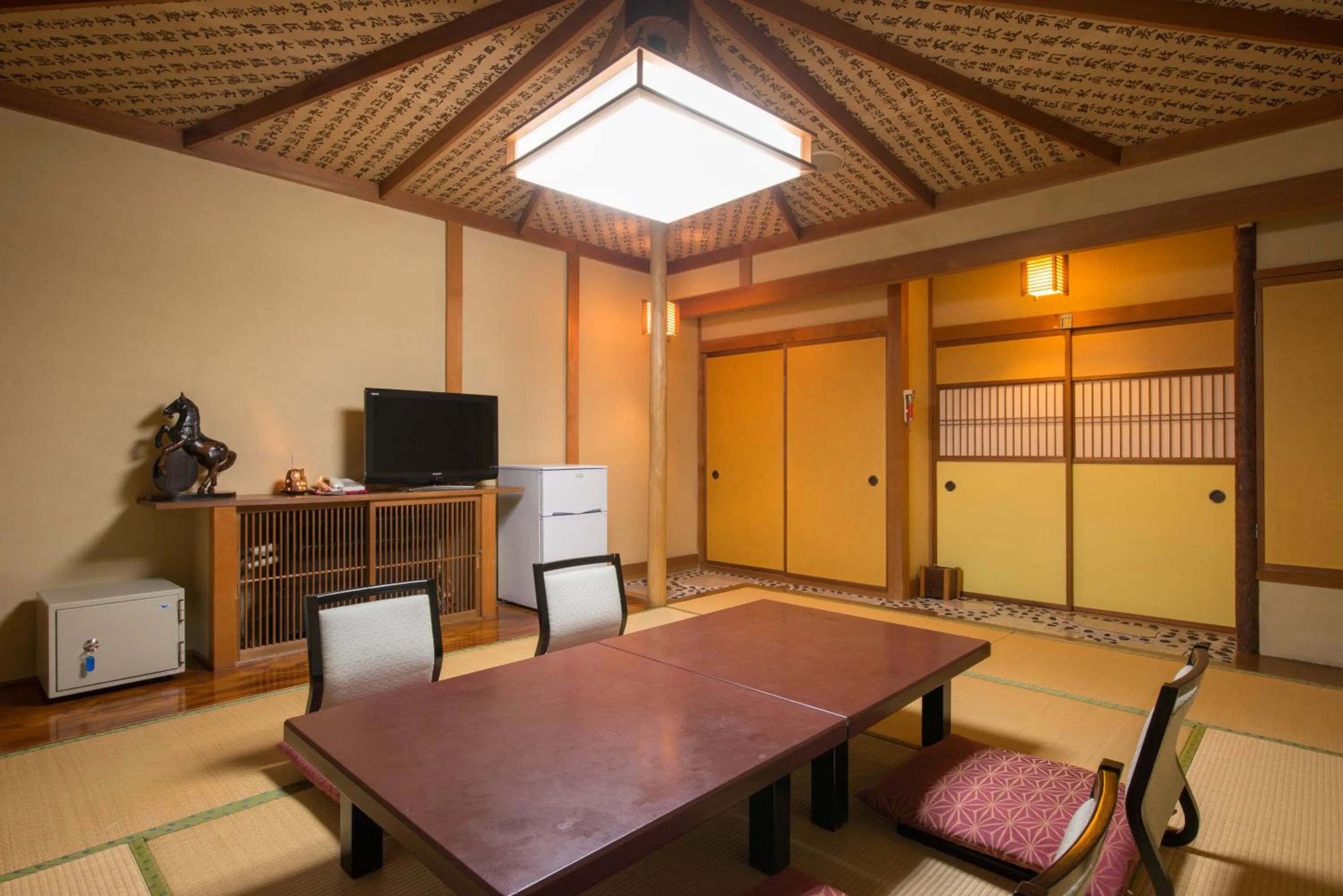 Photo of the whole room in Kappo Ryokan Shiroyama