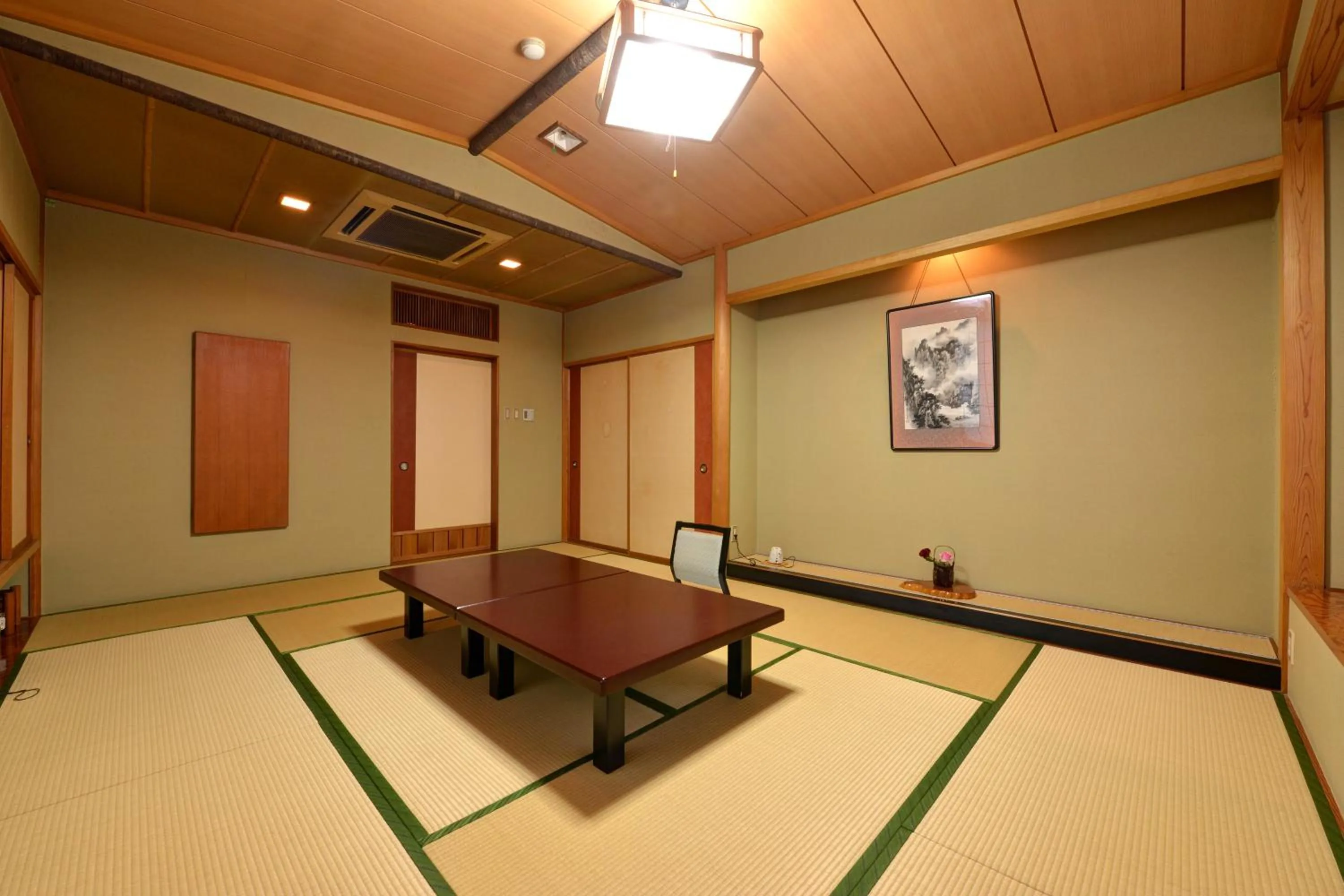 Photo of the whole room in Kappo Ryokan Shiroyama