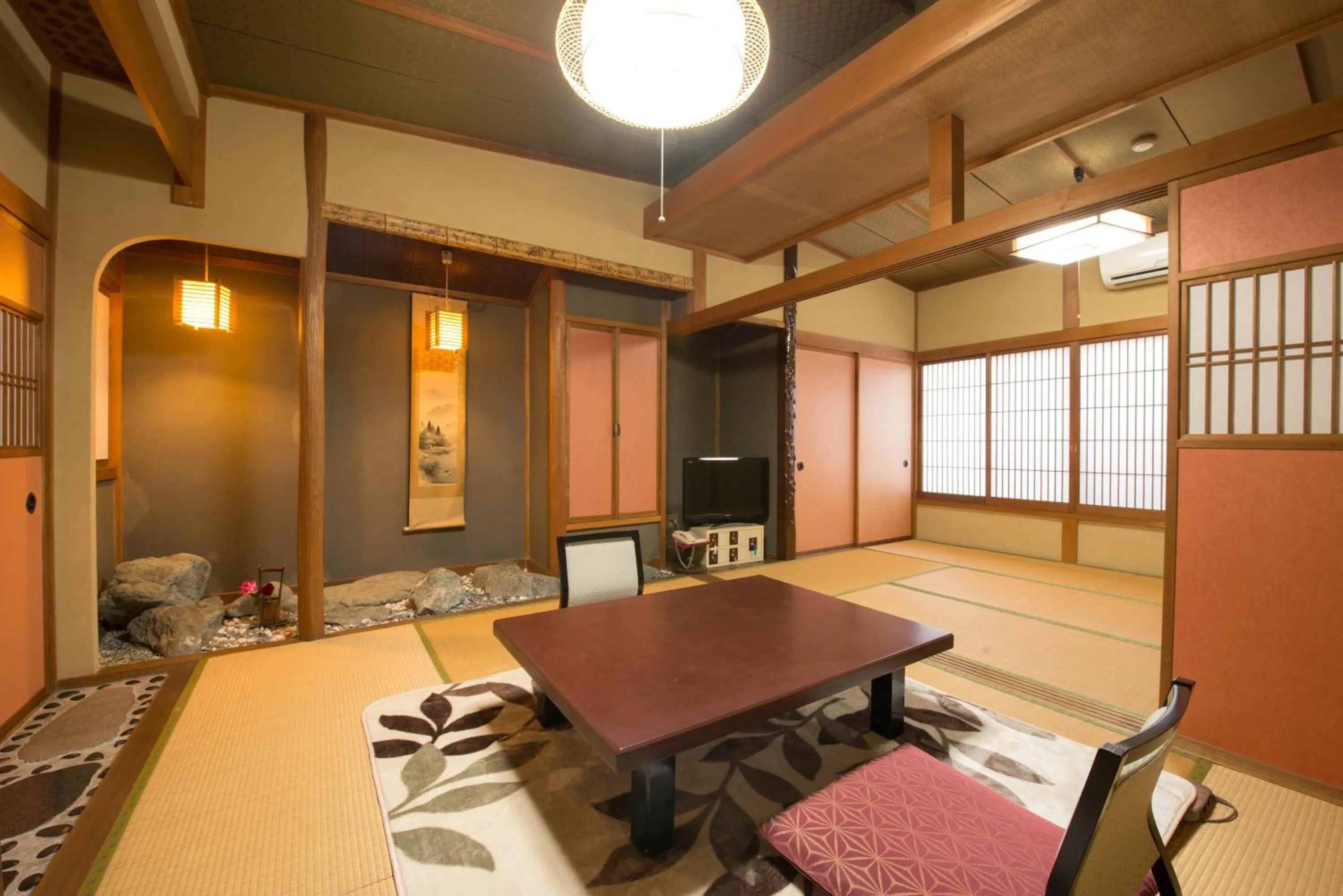 Photo of the whole room in Kappo Ryokan Shiroyama