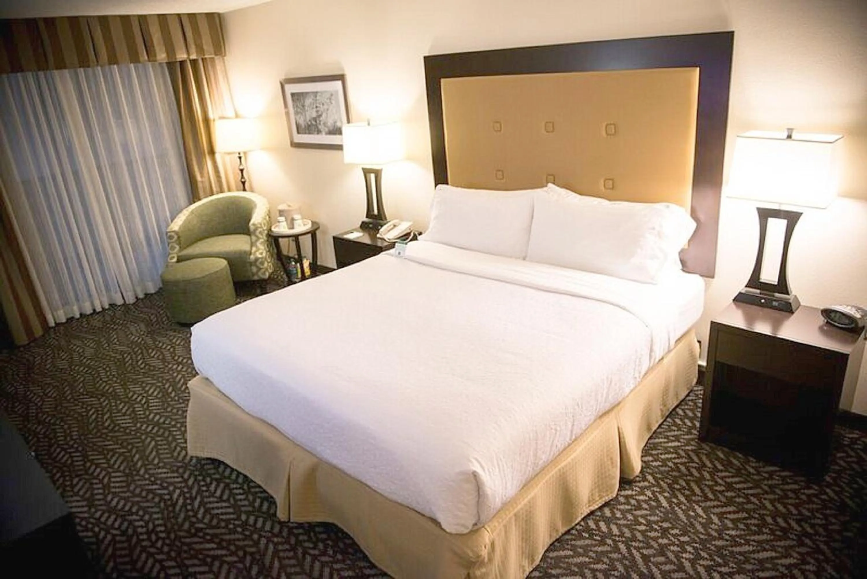 Bed in Holiday Inn Little Rock-Airport-Conference Center by IHG