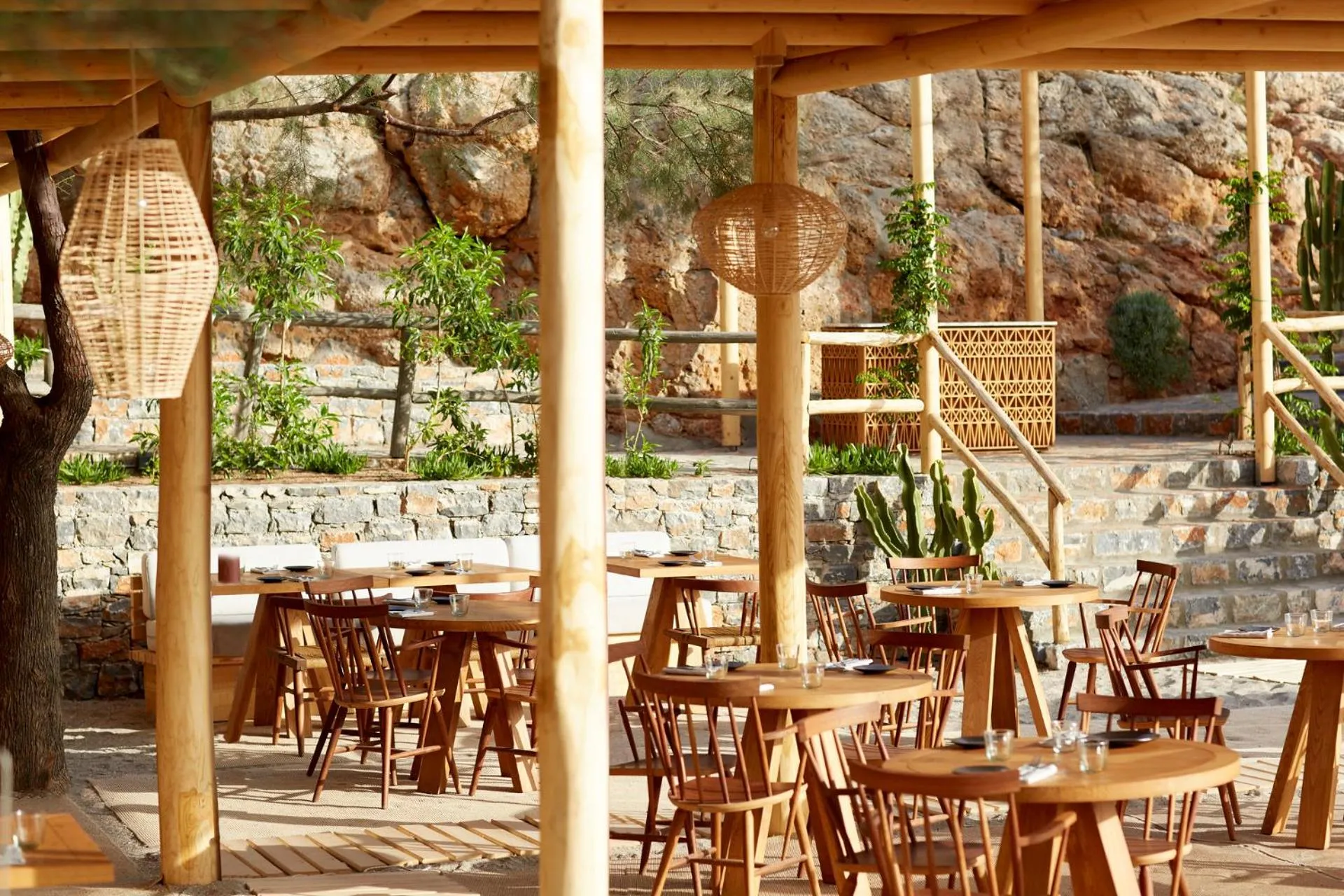 Restaurant/places to eat in Daios Cove