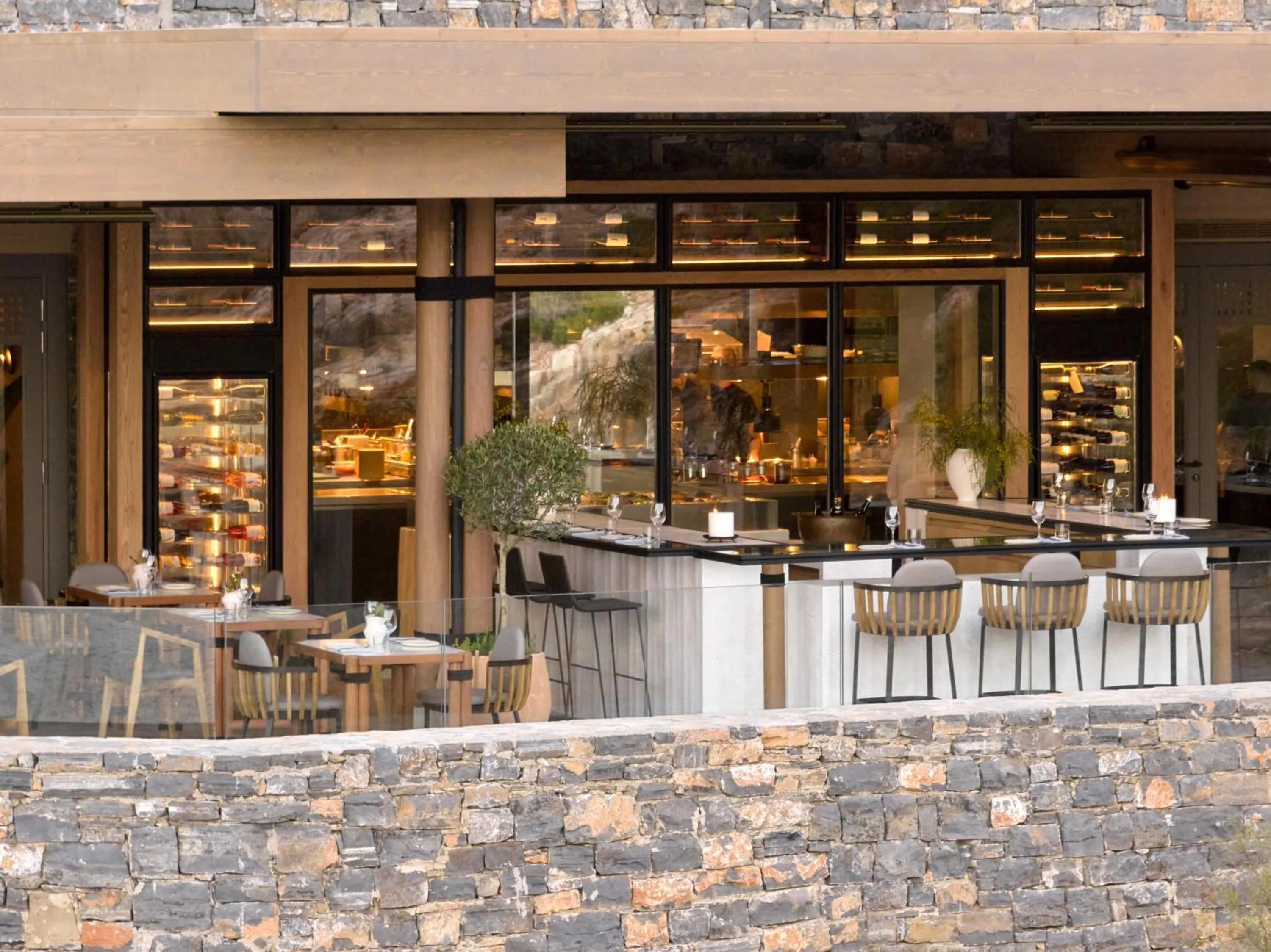 Restaurant/places to eat in Daios Cove