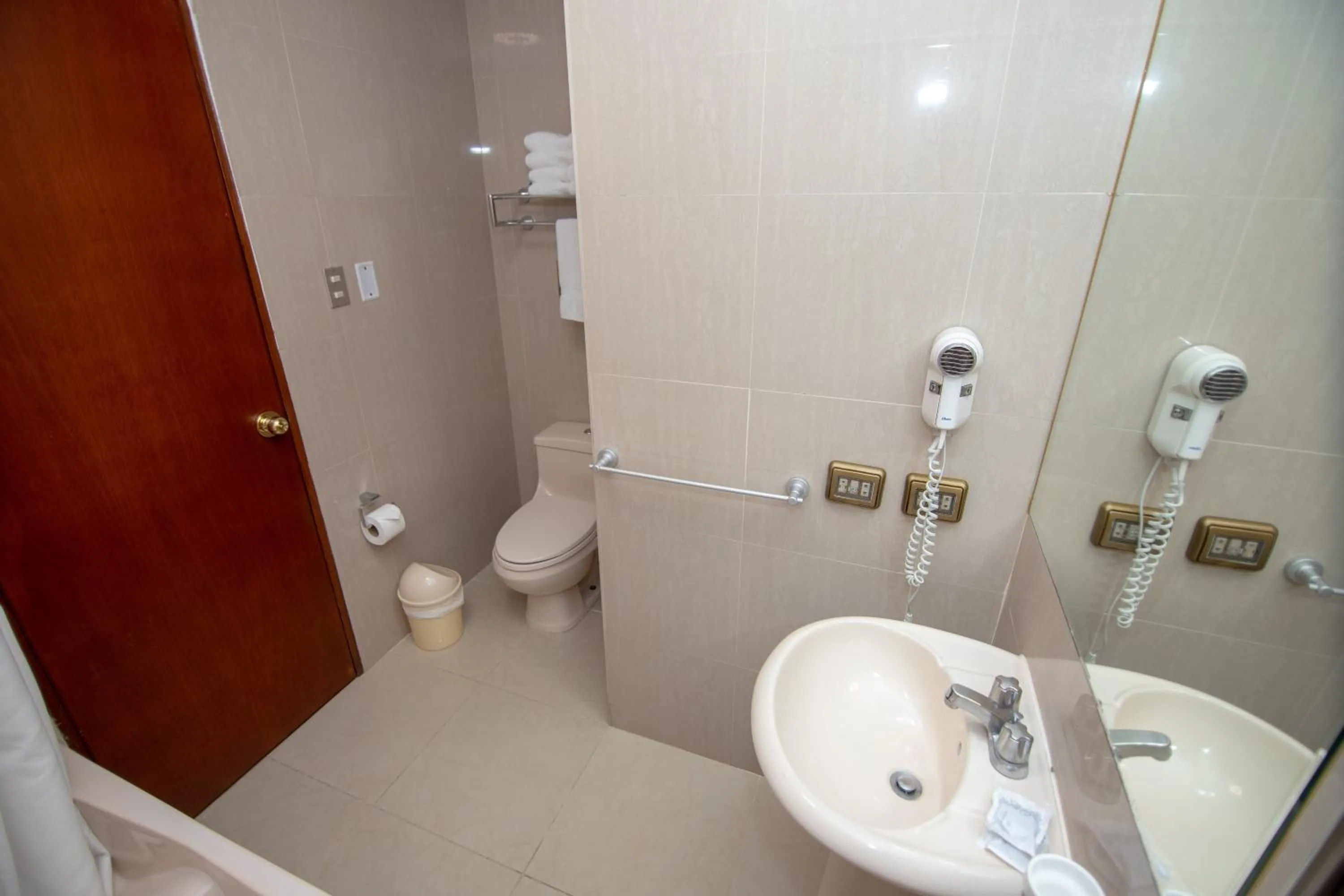 Toilet in Miraflores Colon Hotel