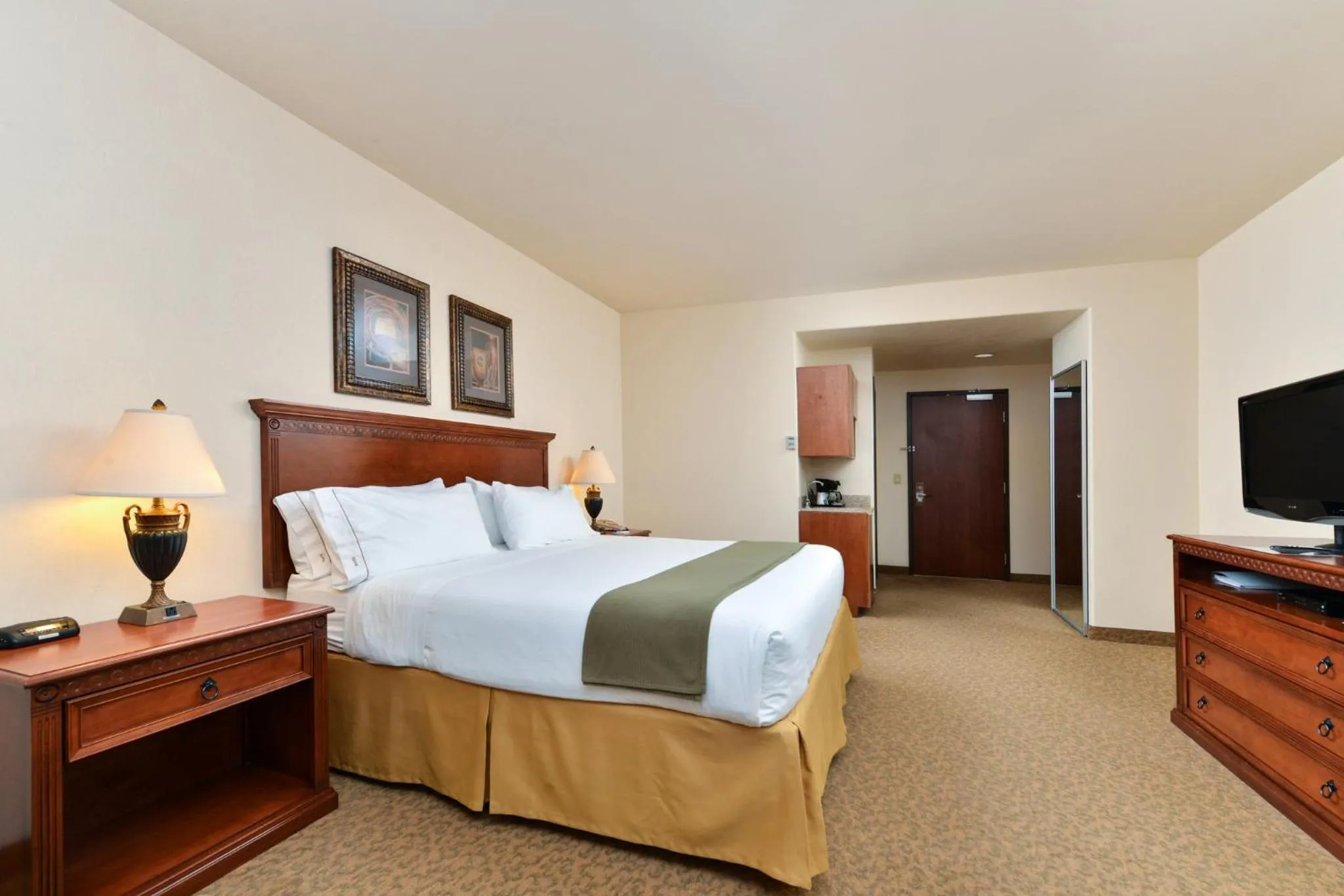 Photo of the whole room, Bed in Holiday Inn Express Hotel & Suites Las Cruces by IHG