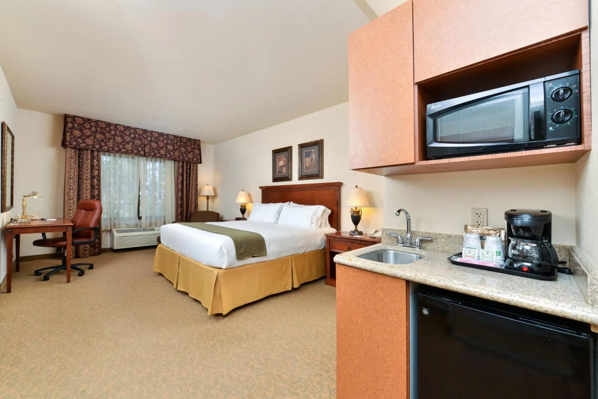 Photo of the whole room, Bed in Holiday Inn Express Hotel & Suites Las Cruces by IHG