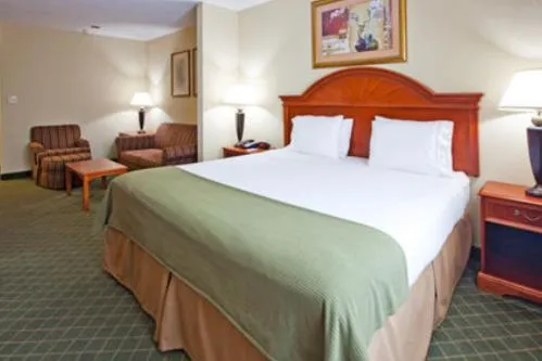 Bed in Holiday Inn Express Hotel & Suites Lonoke I-40 by IHG