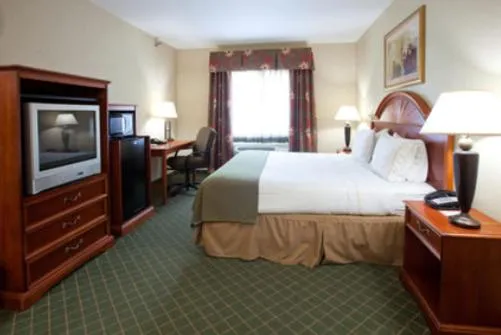 Bed in Holiday Inn Express Hotel & Suites Lonoke I-40 by IHG