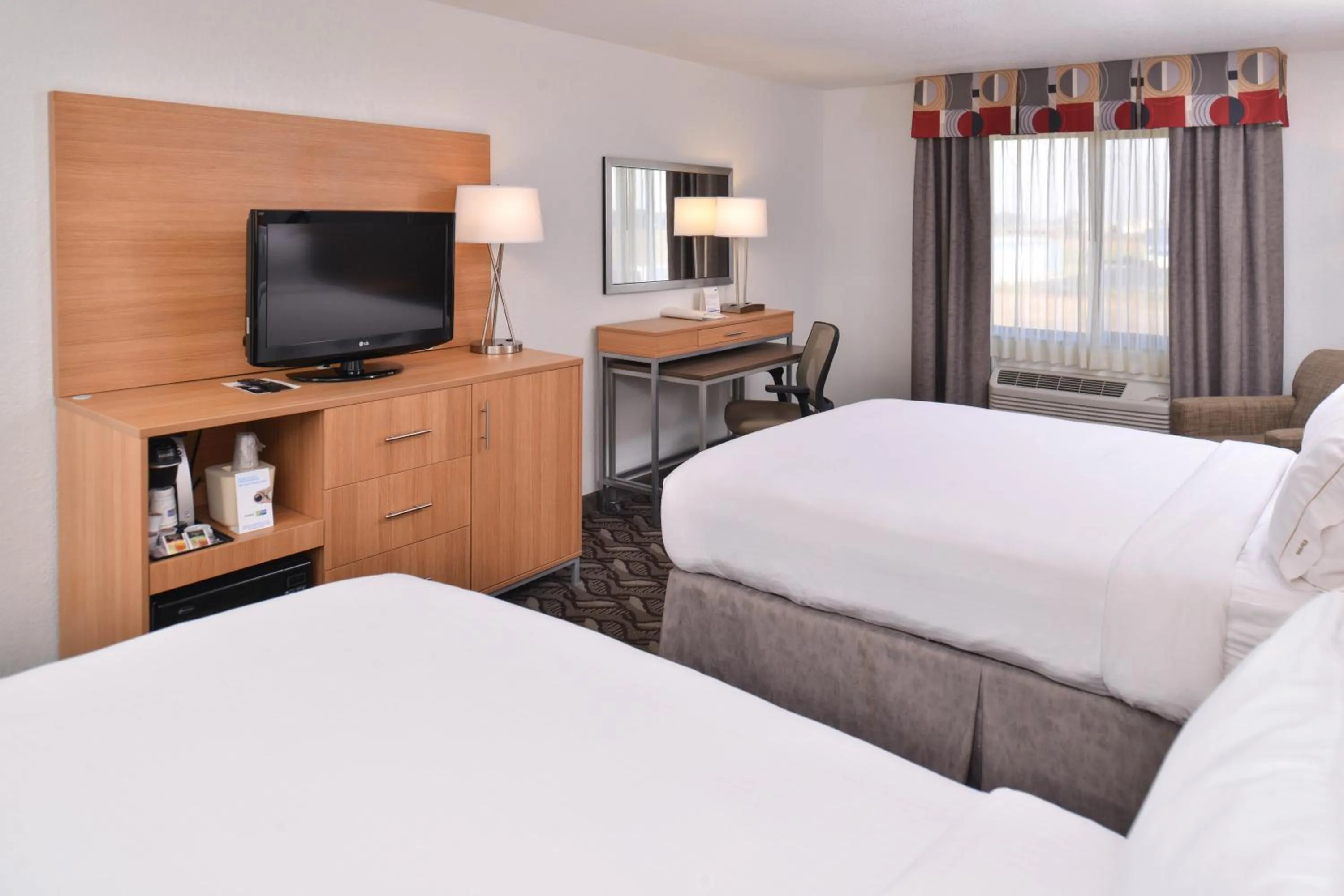 Photo of the whole room, Bed in Holiday Inn Express Hotel & Suites Lonoke I-40 by IHG