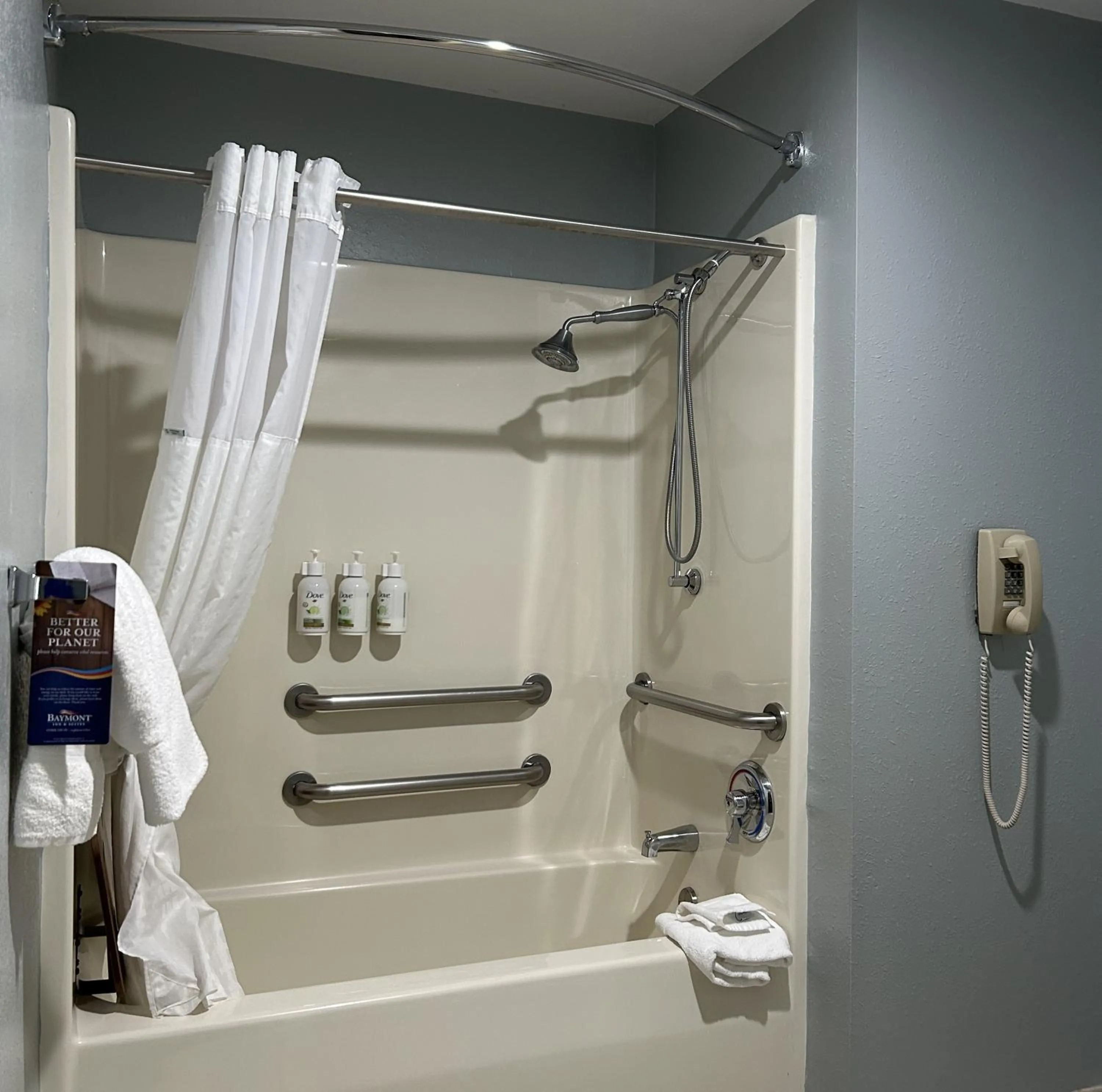 Bath in Baymont by Wyndham Litchfield