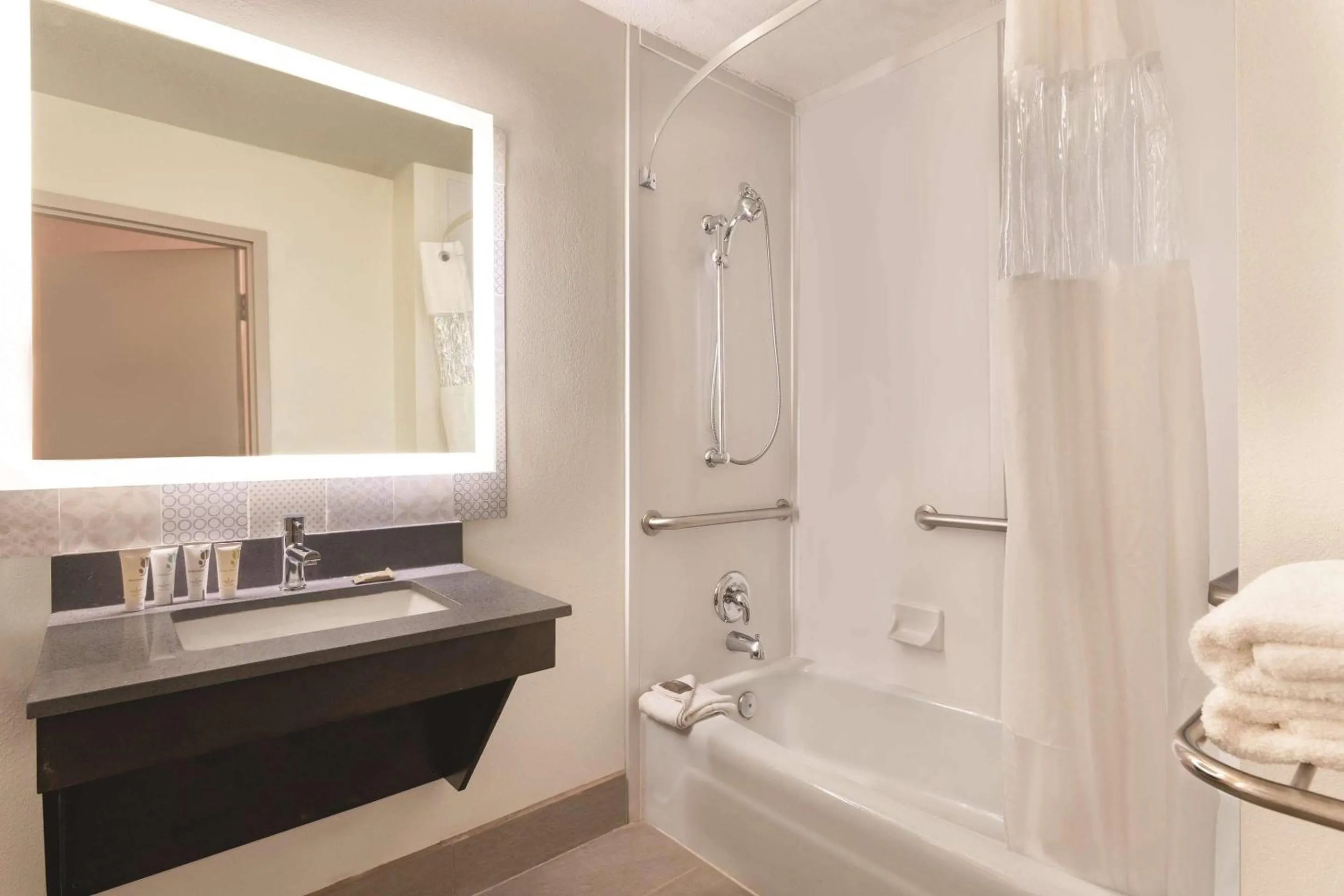 Bedroom in Country Inn & Suites by Radisson, North Little Rock, AR