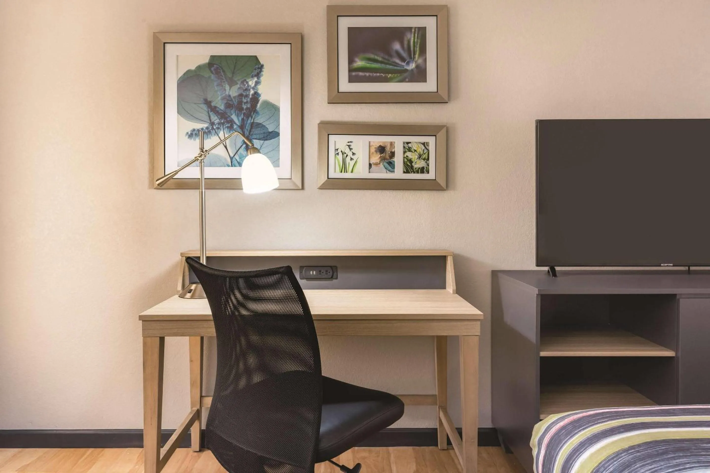 Bedroom in Country Inn & Suites by Radisson, North Little Rock, AR