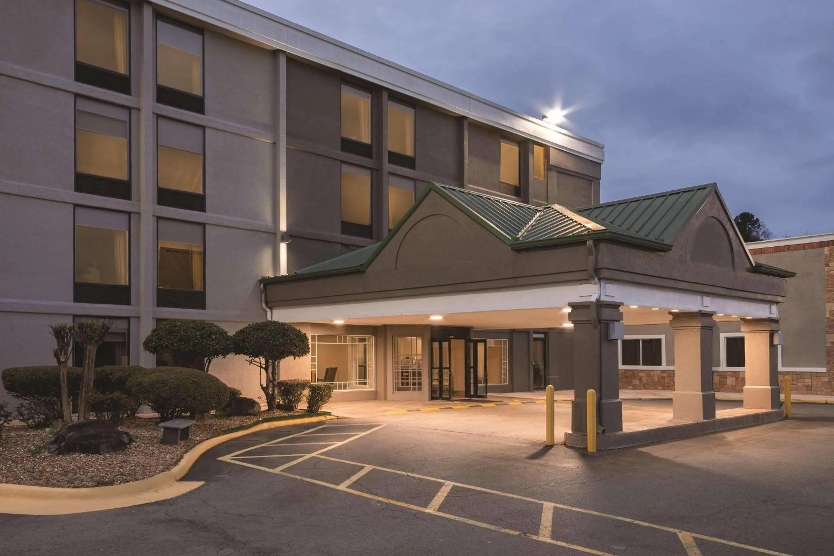 Property building in Country Inn & Suites by Radisson, North Little Rock, AR