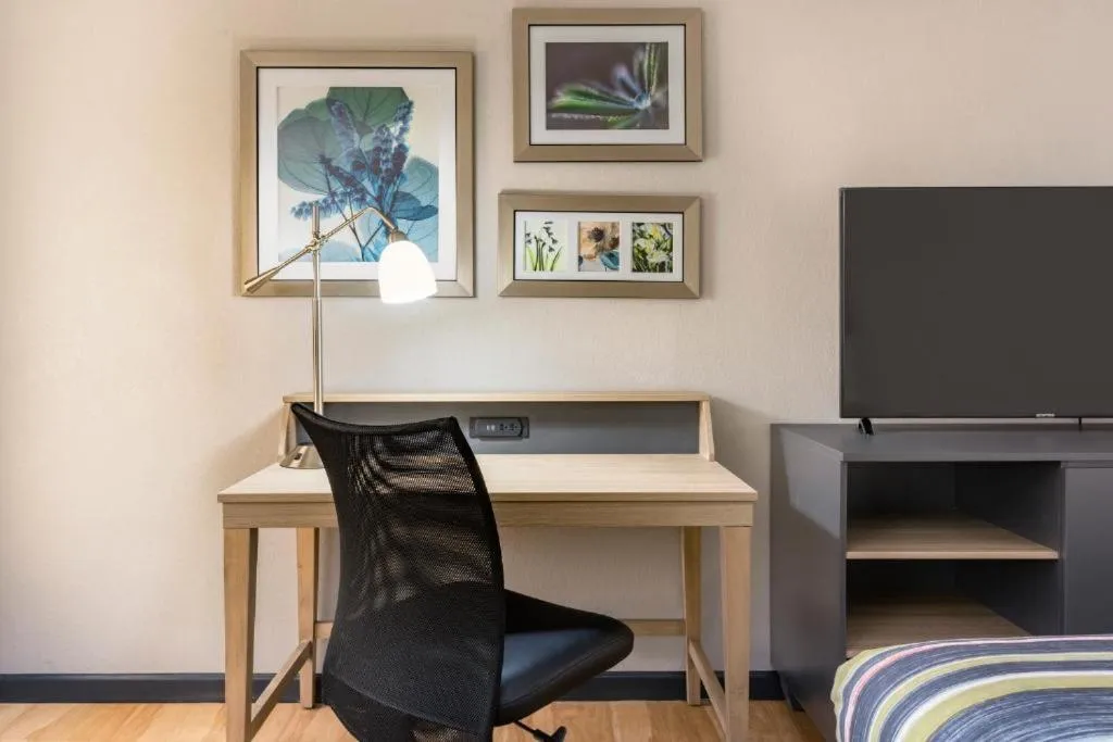 TV and multimedia in Country Inn & Suites by Radisson, North Little Rock, AR