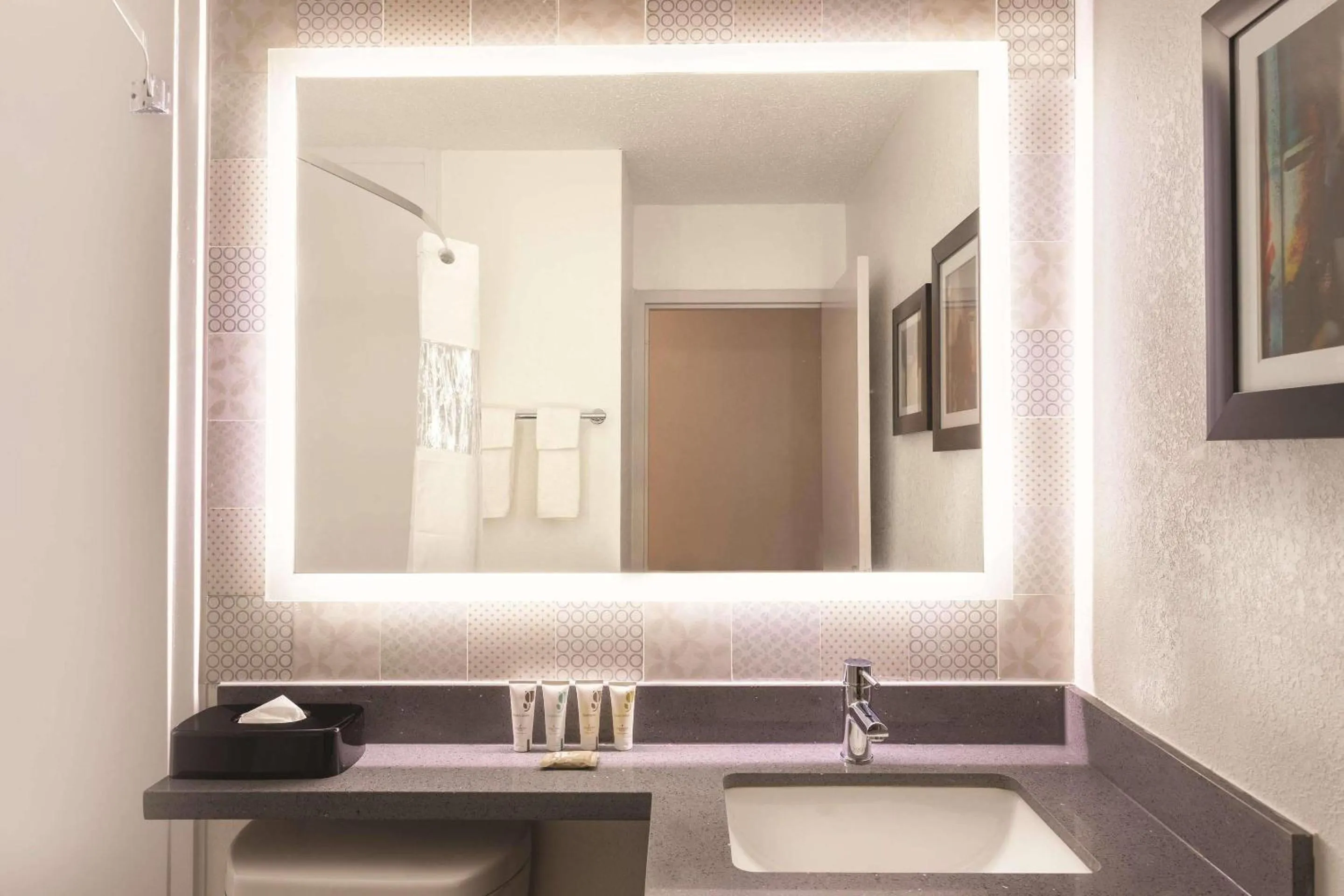 Bedroom in Country Inn & Suites by Radisson, North Little Rock, AR