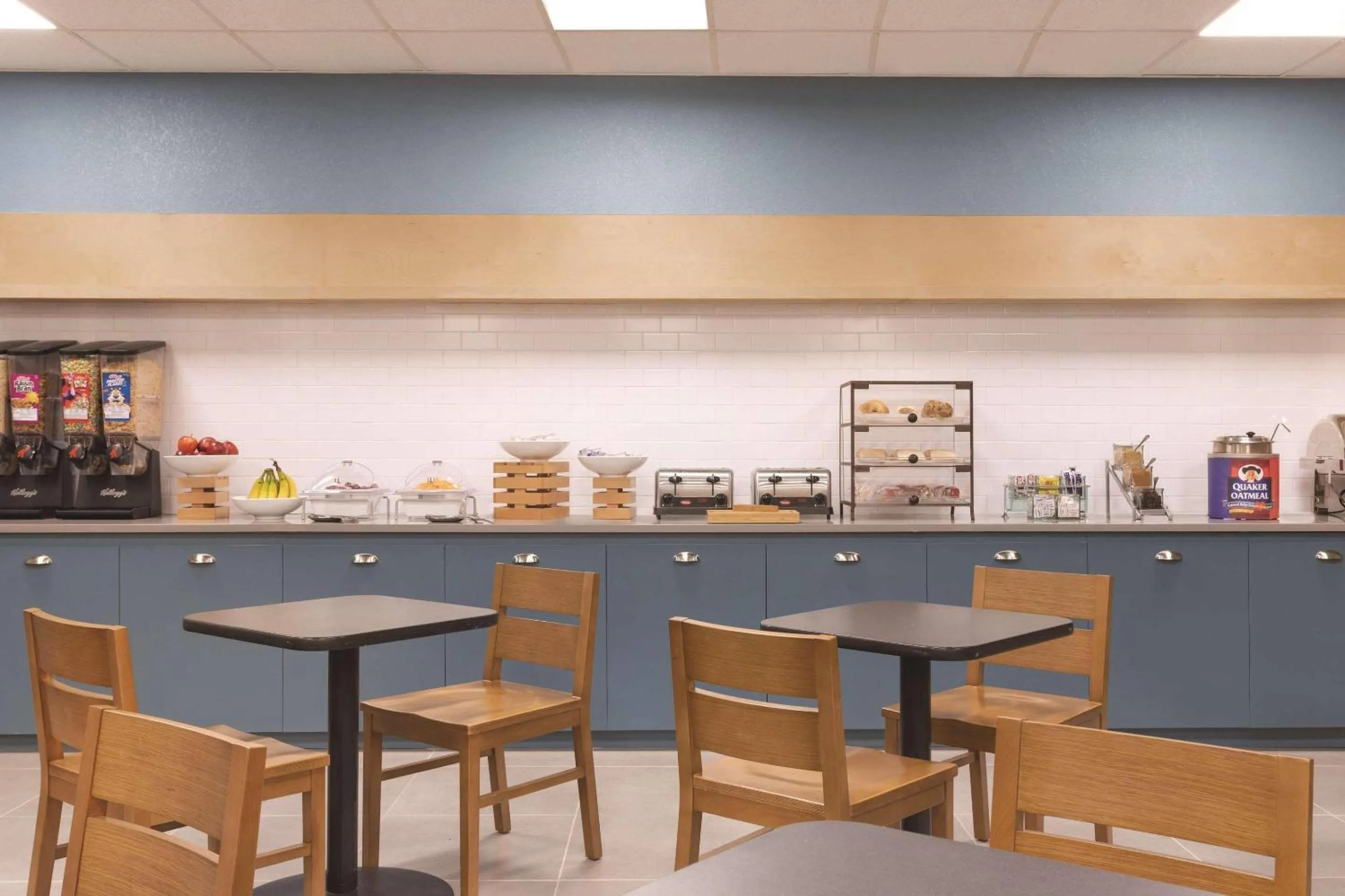 Breakfast in Country Inn & Suites by Radisson, North Little Rock, AR