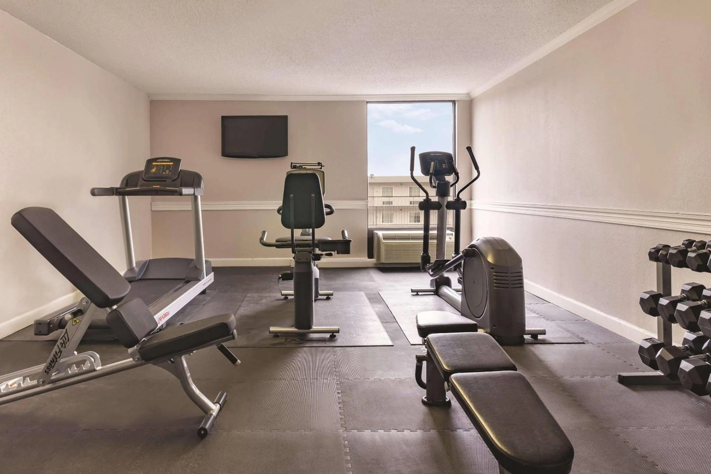 Fitness centre/facilities in Country Inn & Suites by Radisson, North Little Rock, AR