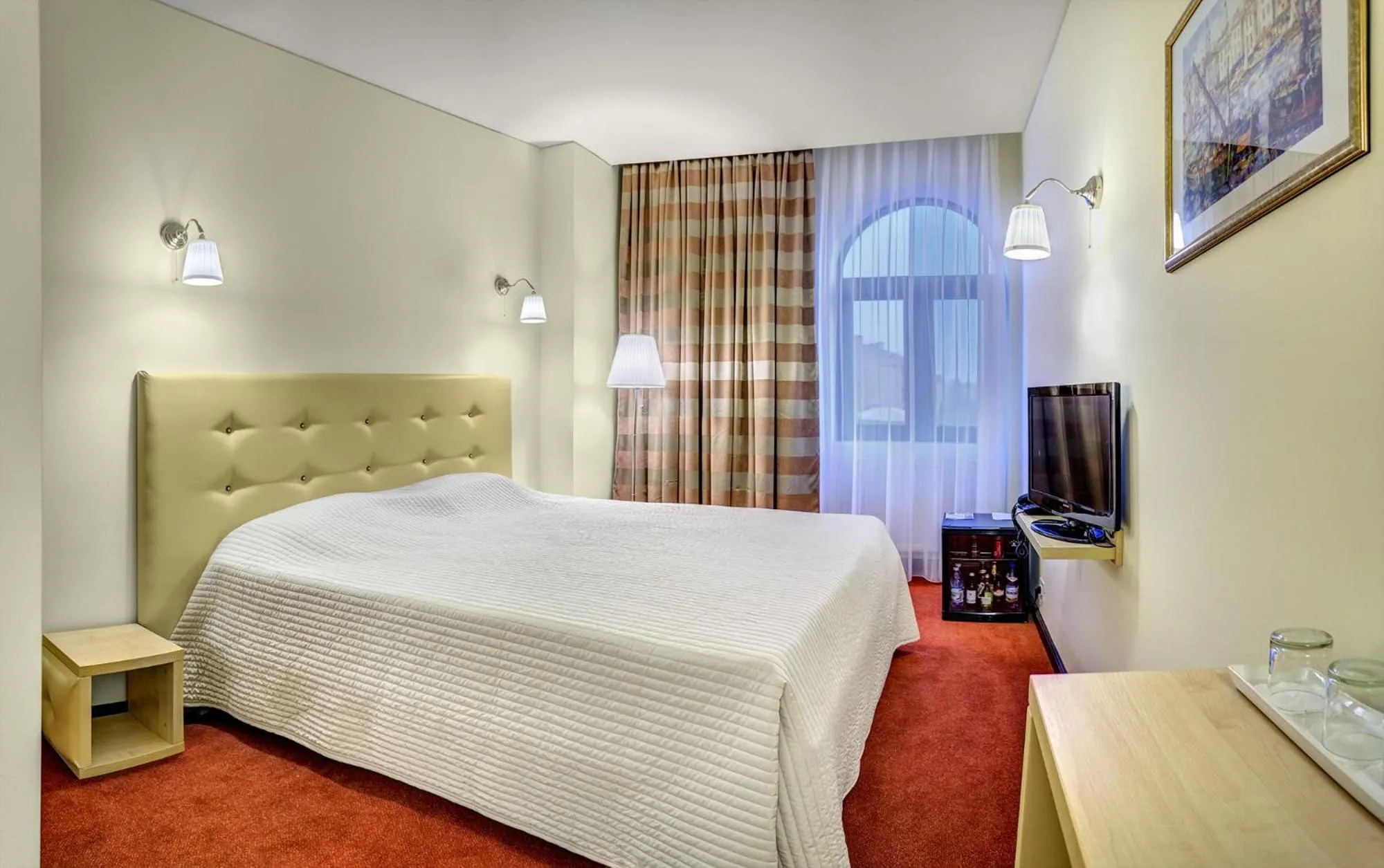 Photo of the whole room, Bed in Capitol Hotel