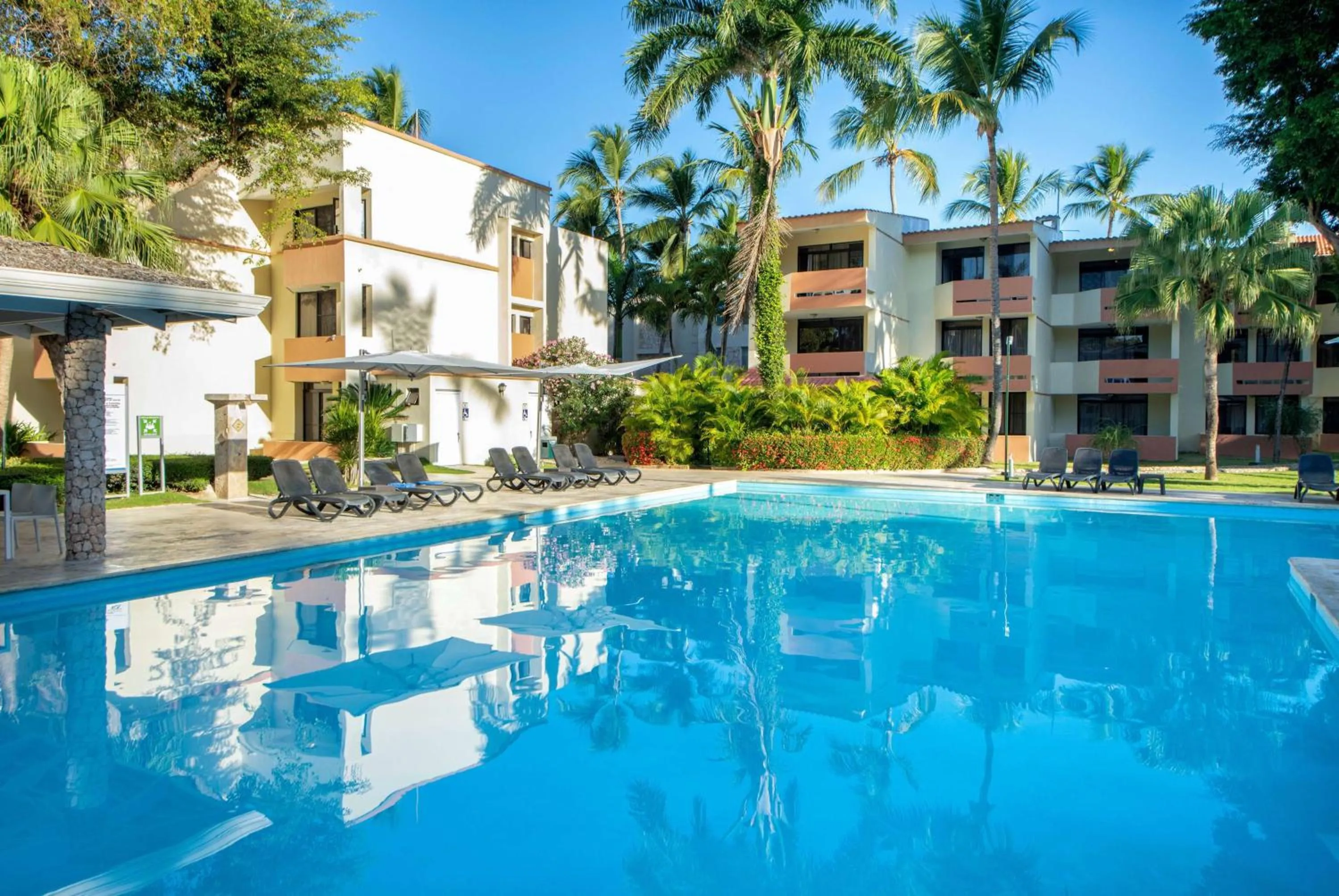 Lounge or bar in Viva Dominicus Beach by Wyndham, A Trademark All Inclusive