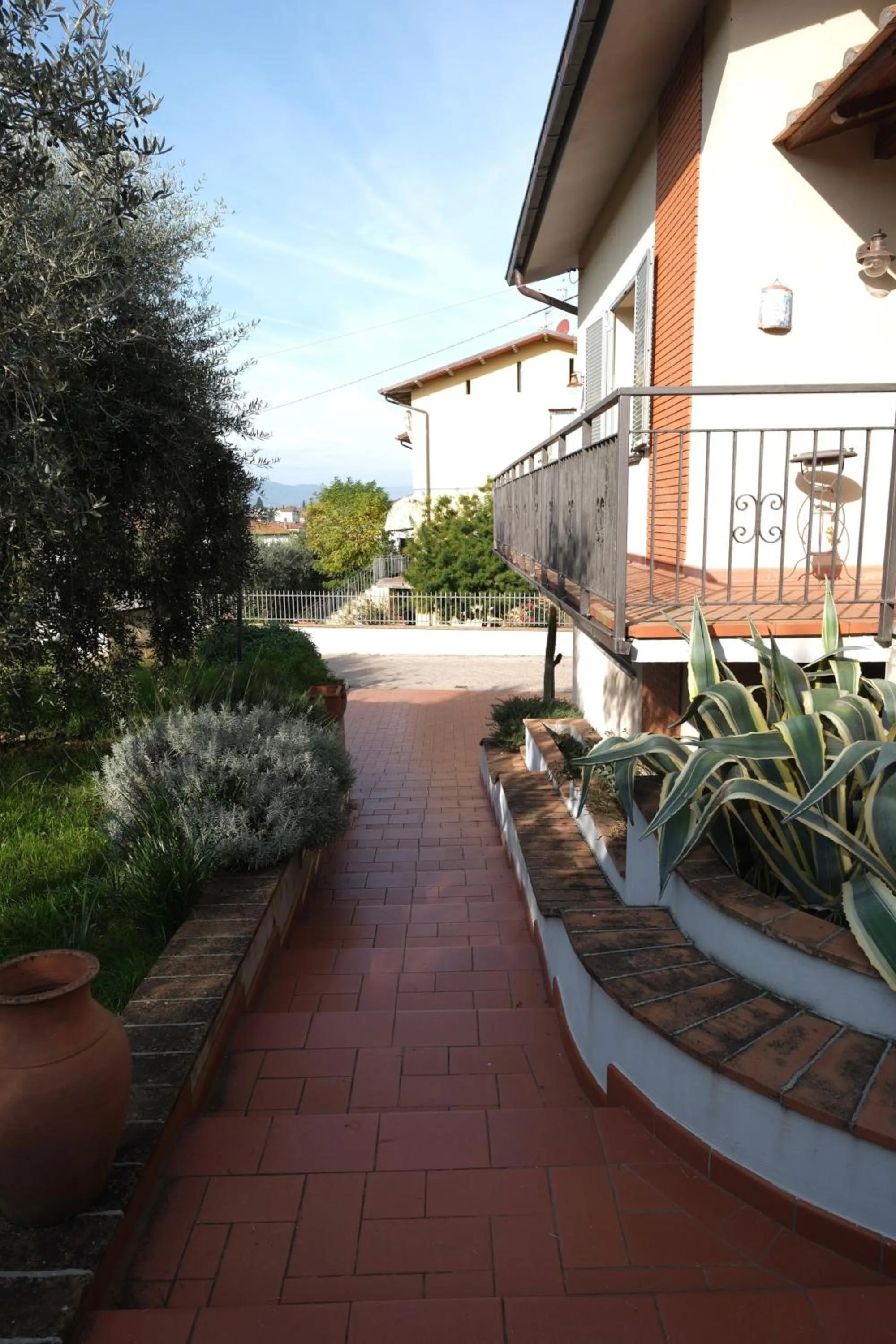 Garden view in B&B Orsobigio