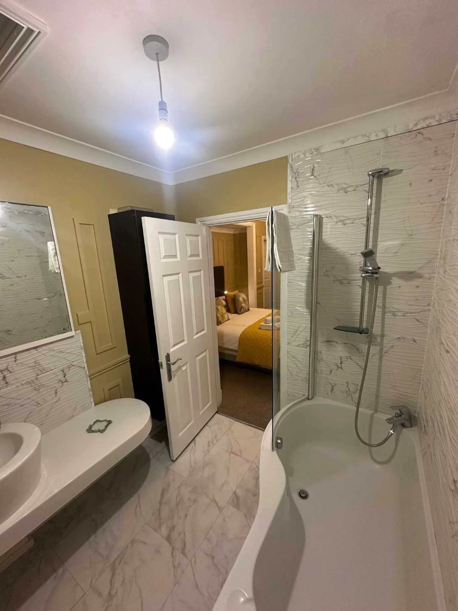 Bed in The Cambridge Guest House by Tas