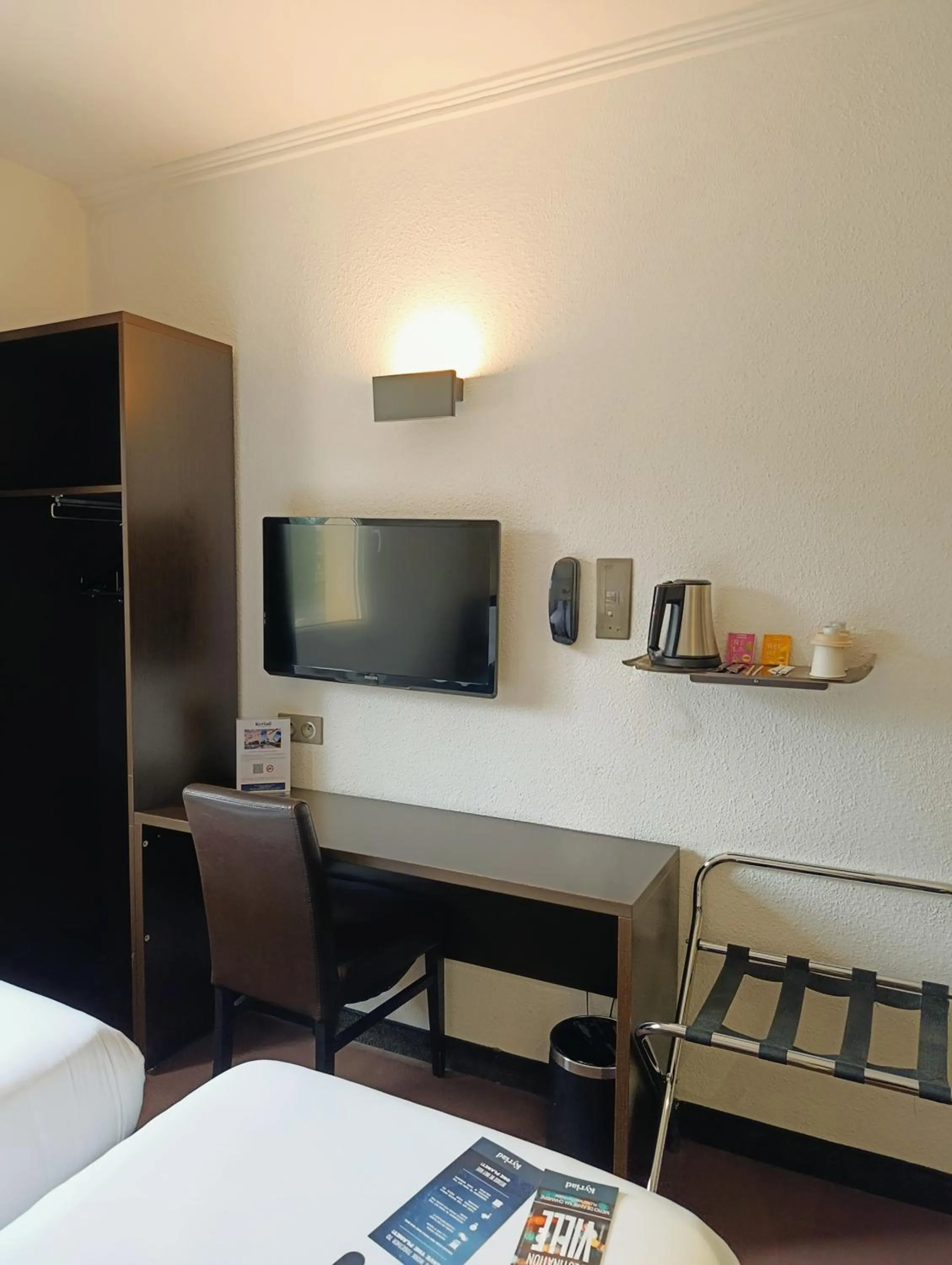 Bedroom, Bed in Kyriad Limoges Sud - Feytiat